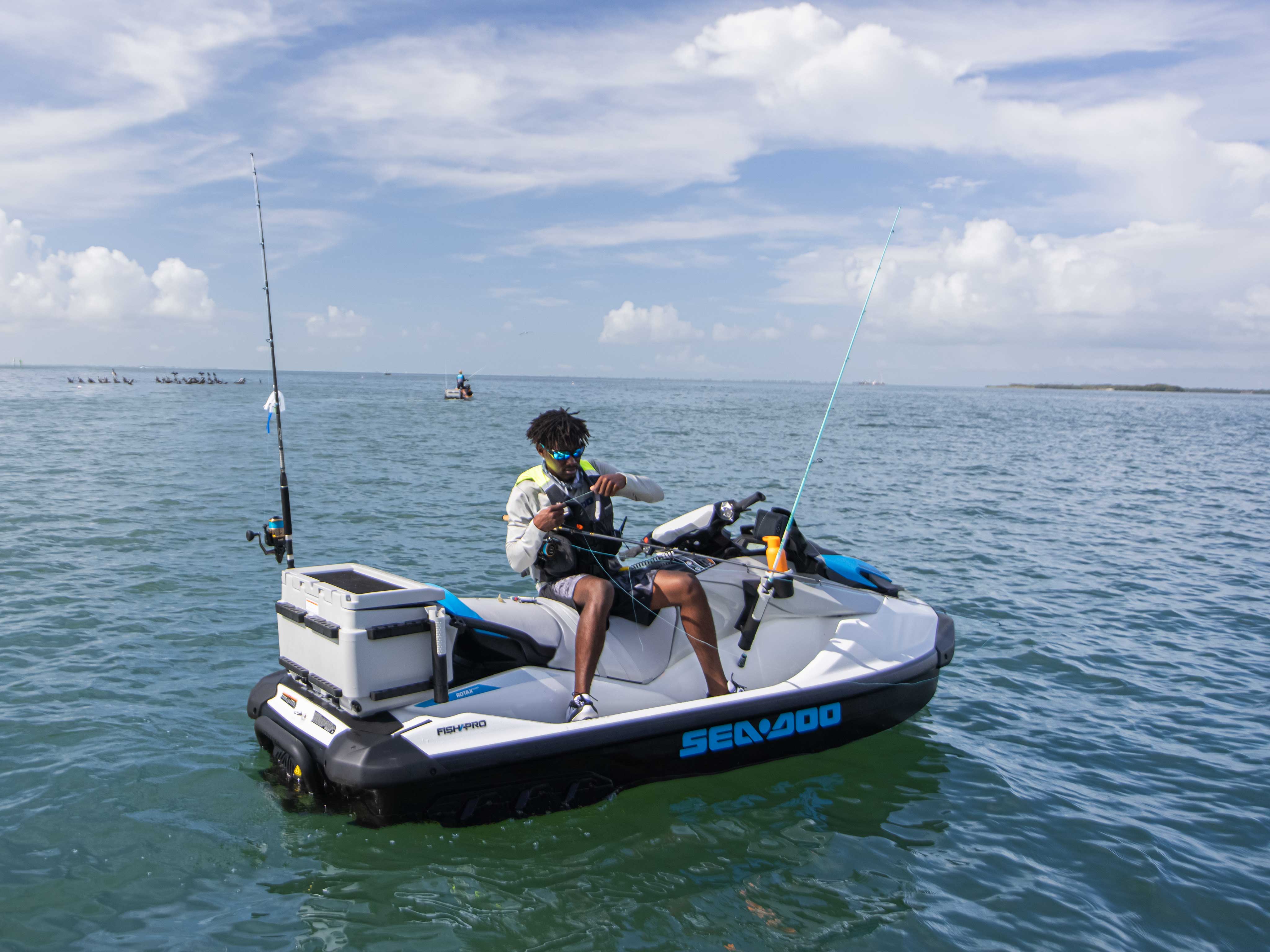 Čovjek u ribolovu sa Sea-Doo FishPro Scout