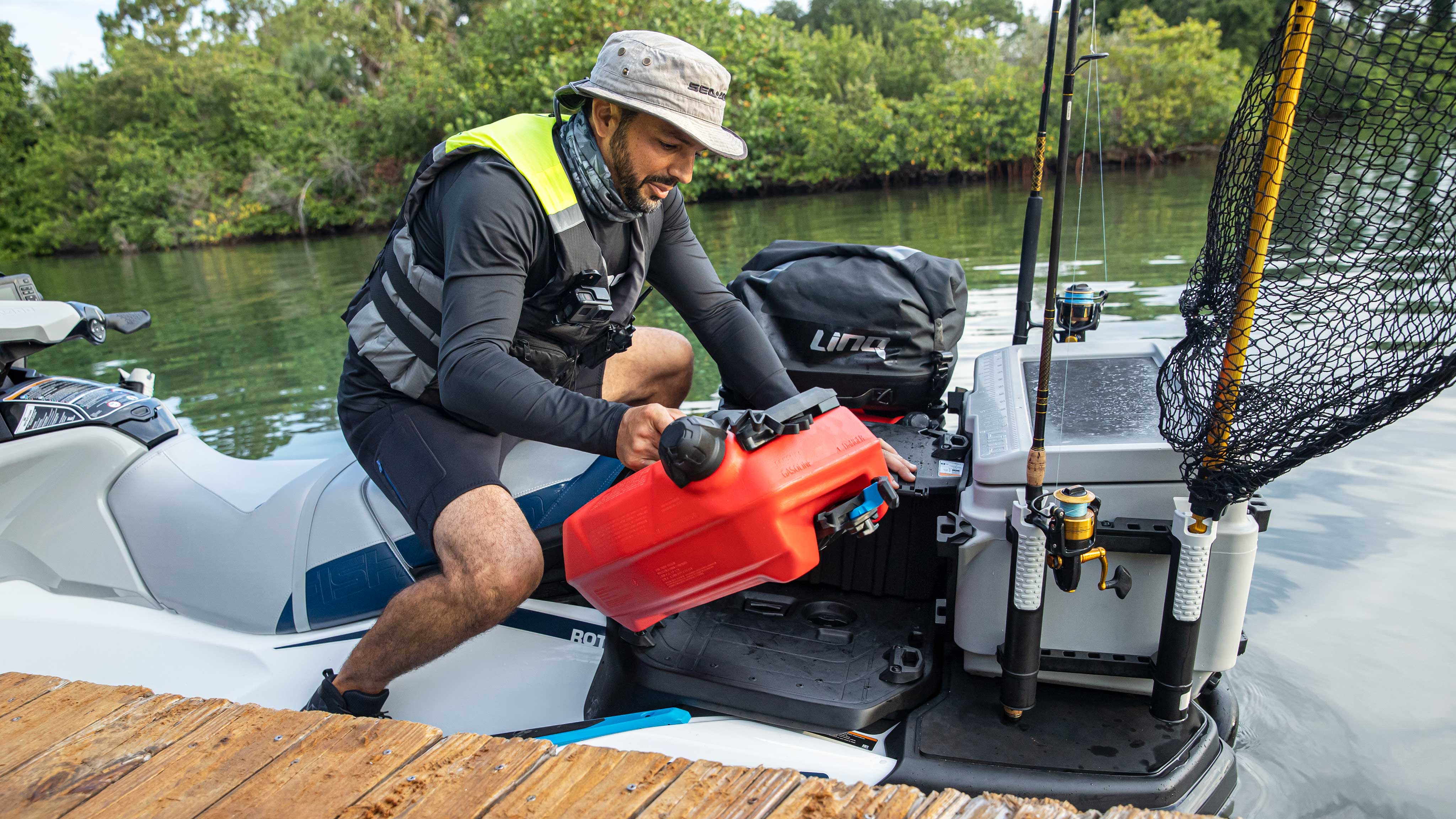 Muž berie kanister na benzín s vodného skútra Sea-Doo FisPro Sport