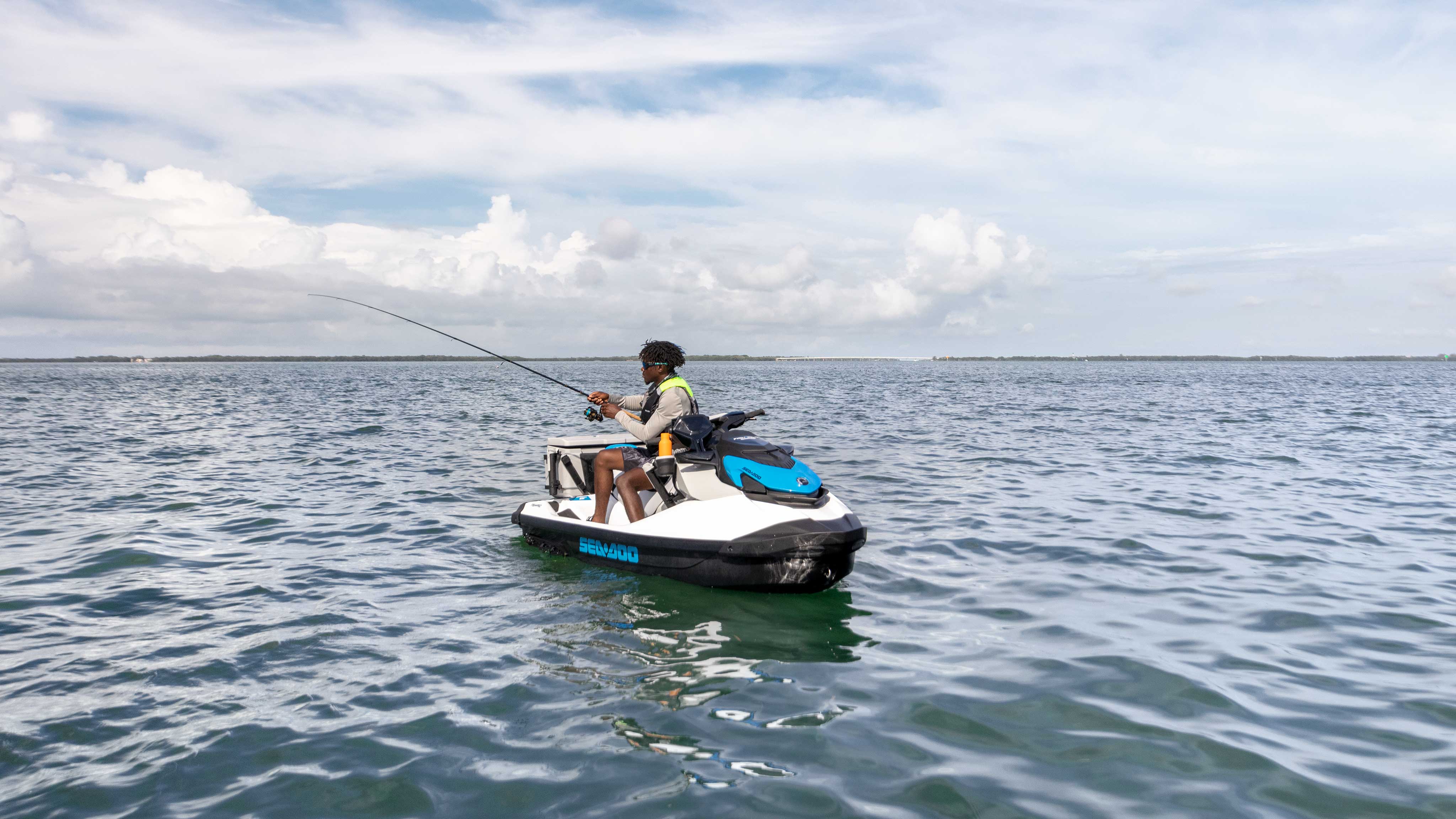 Čovjek koji peca sa Sea-Doo FishPro Scout