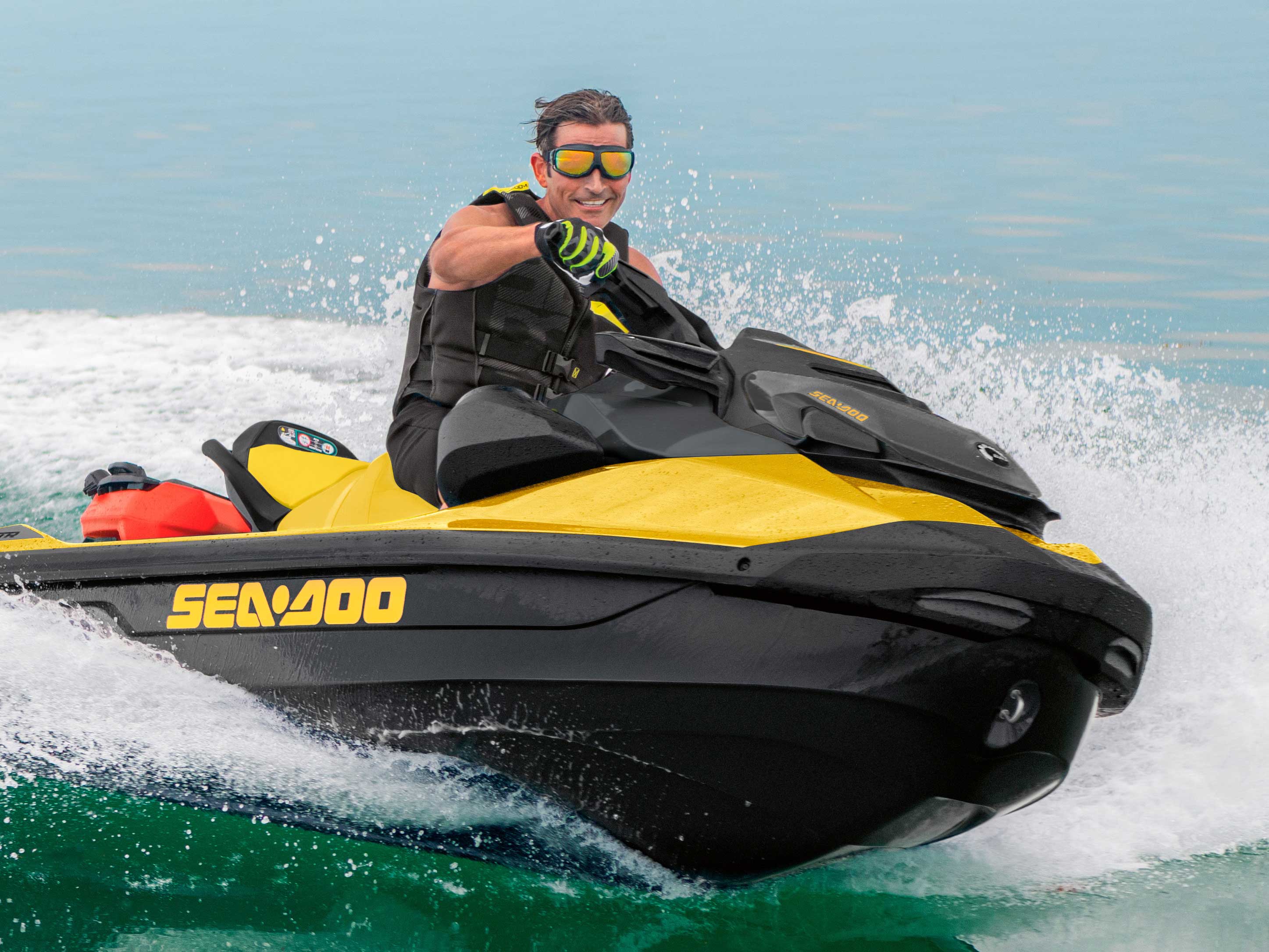 Човек кој го вози својот Sea-Doo GTR 230