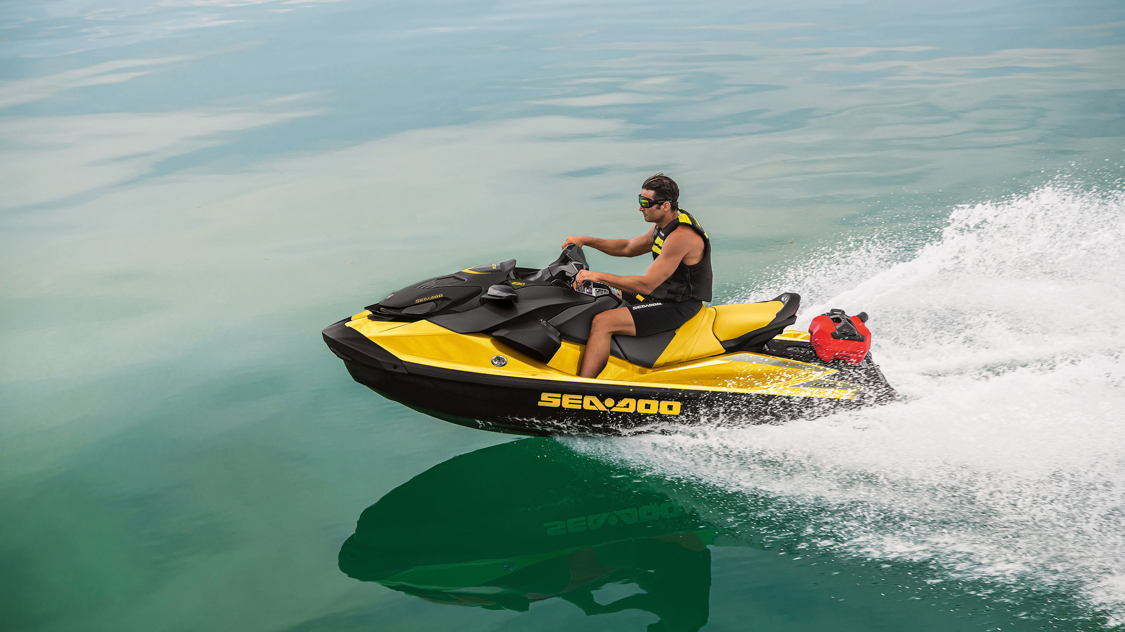 Sea-Doo GTR 2022 sa Fuel Caddijem u vodi