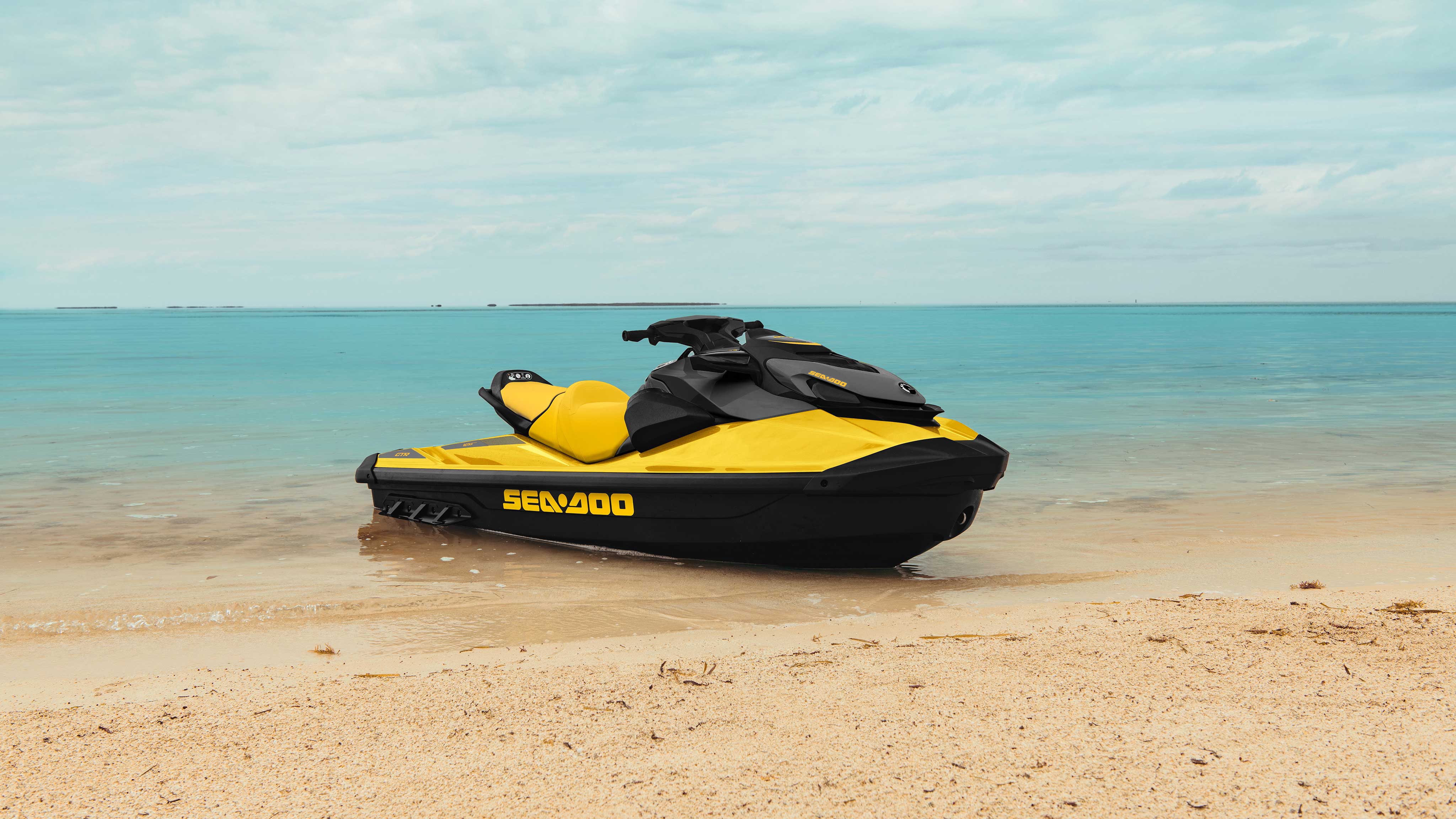 Sea-Doo GTR 2022 ulje në një plazh