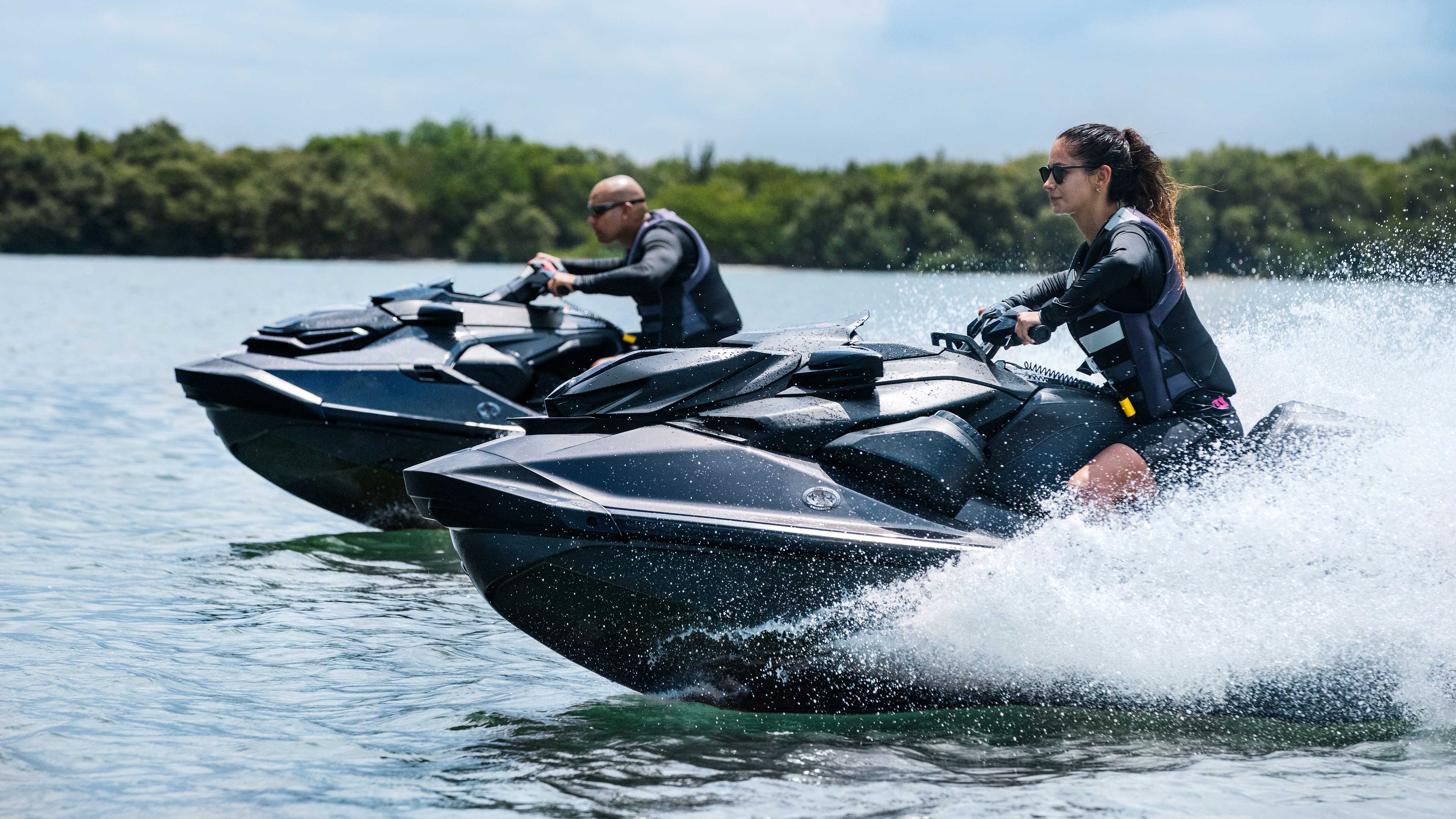 Ženska in moški na svojih Sea-Doo RXP X