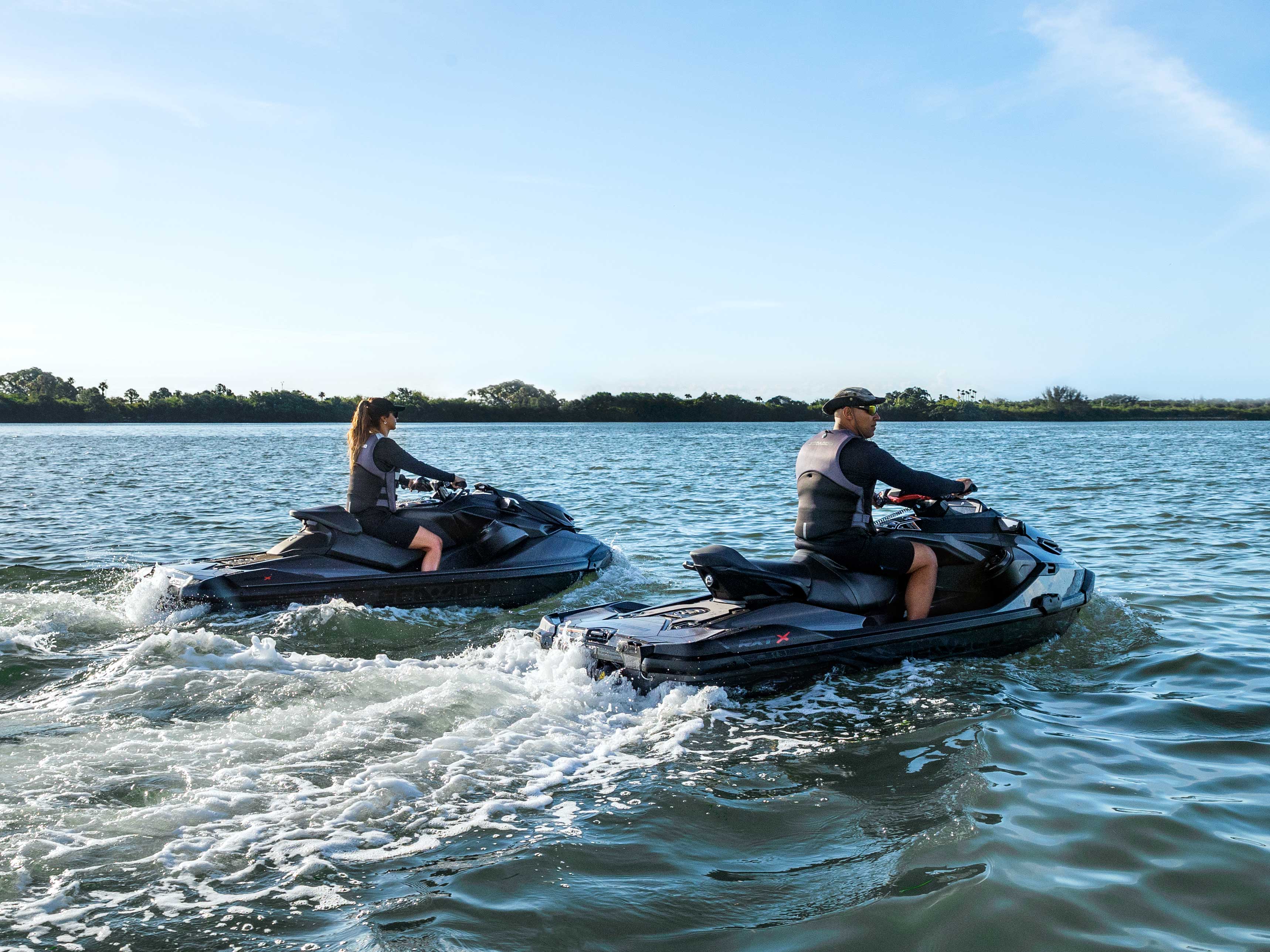 Moški in ženska na njunih Sea-Doo RTX-X