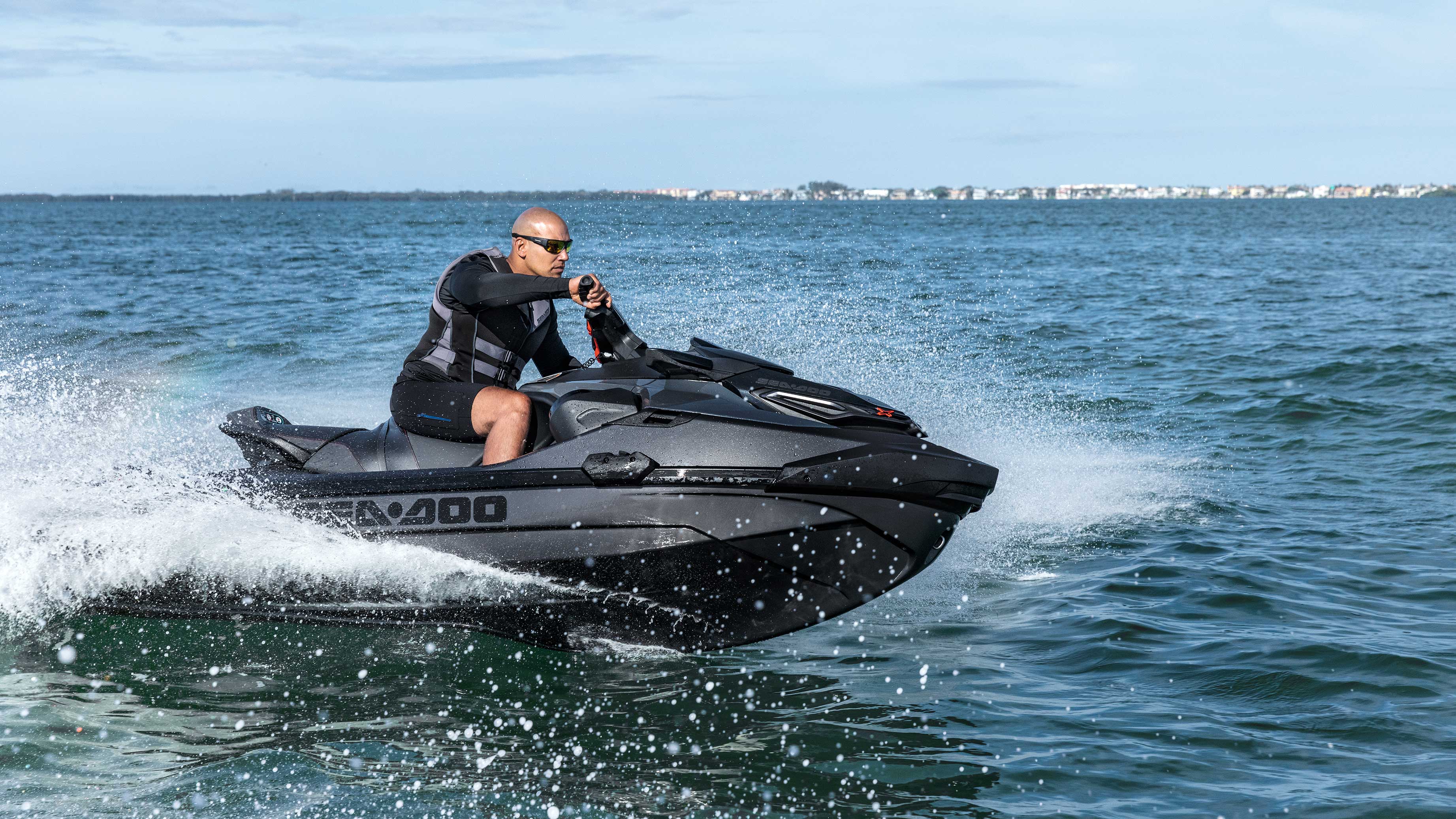 Burri duke hipur në Sea-Doo RTX-X të tij