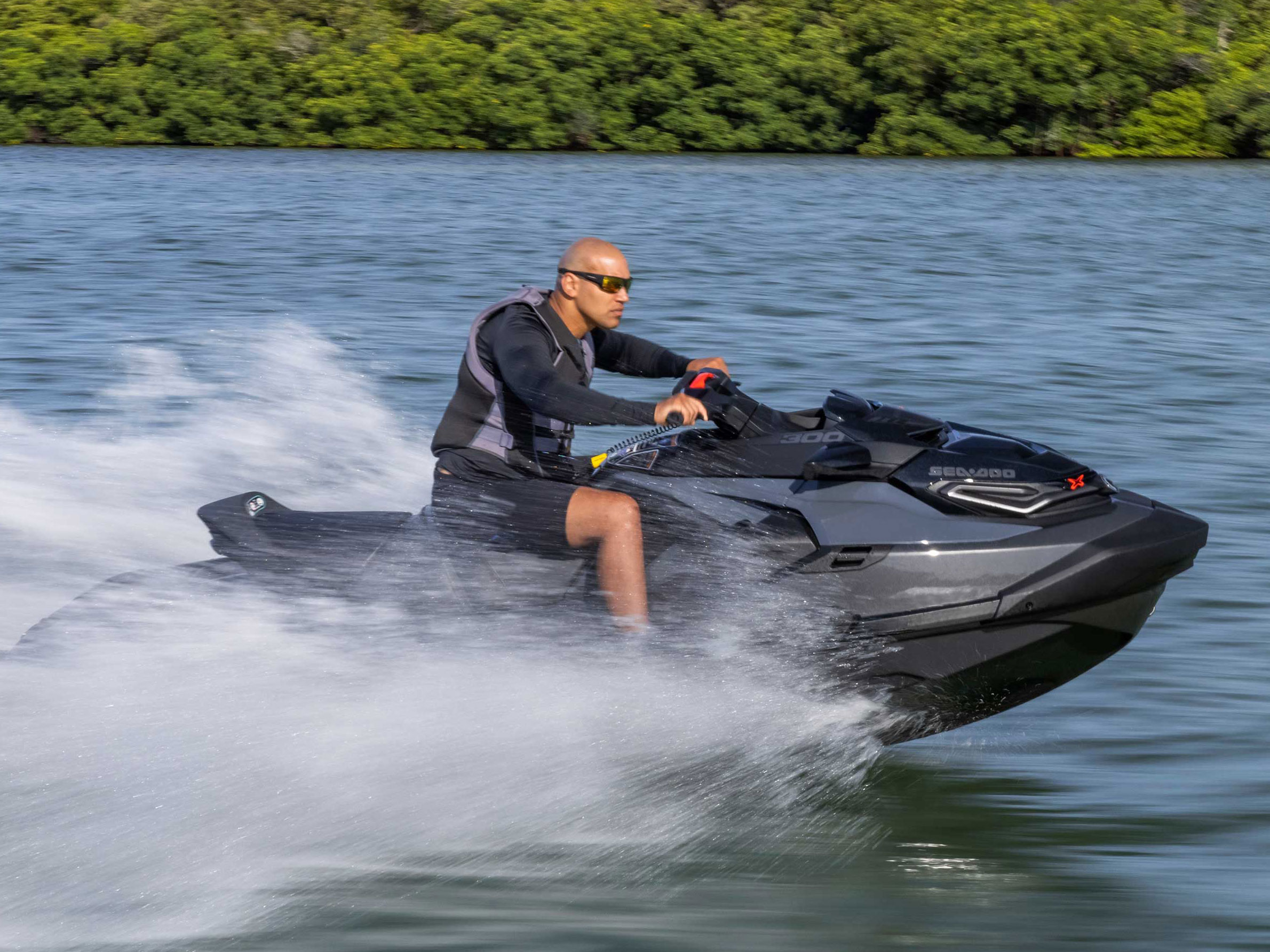 Moški vozi svoj Sea-Doo RTX-X