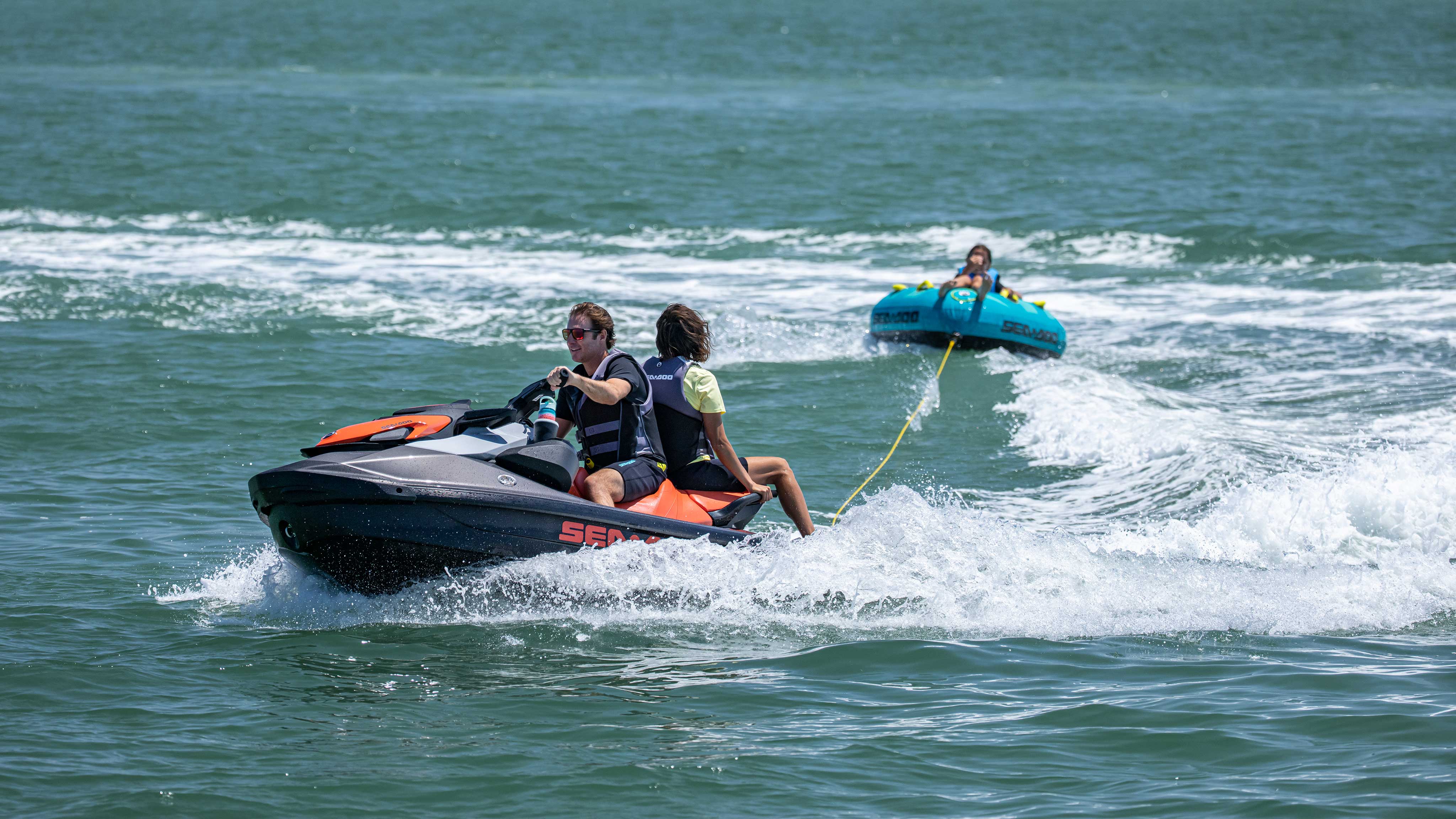 Sea-Doo GTI 170 denizde çocuğu çekiyor 