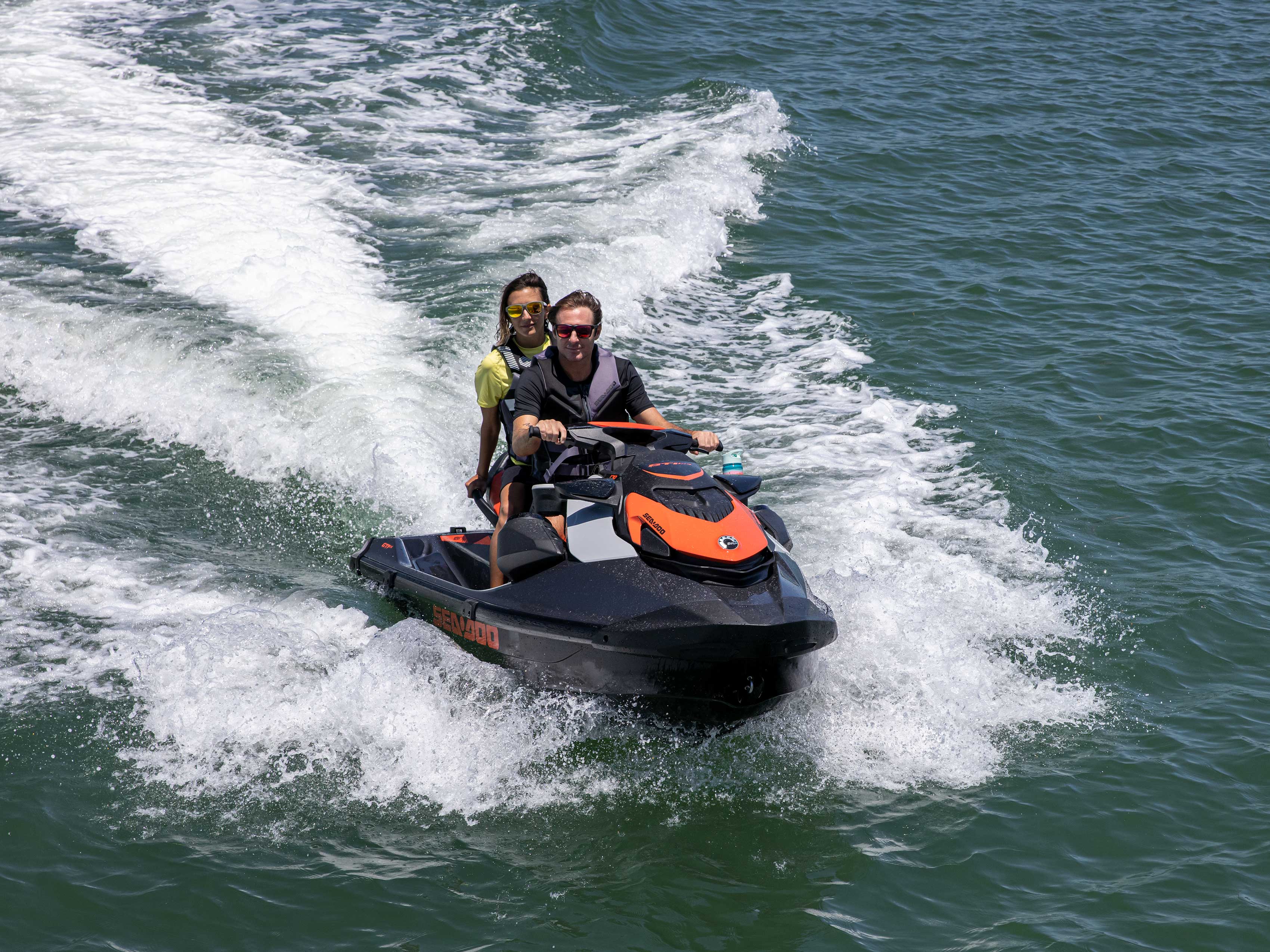 Çift Sea-Doo GTI SE'lerinde gezintinin keyfini çıkarıyor