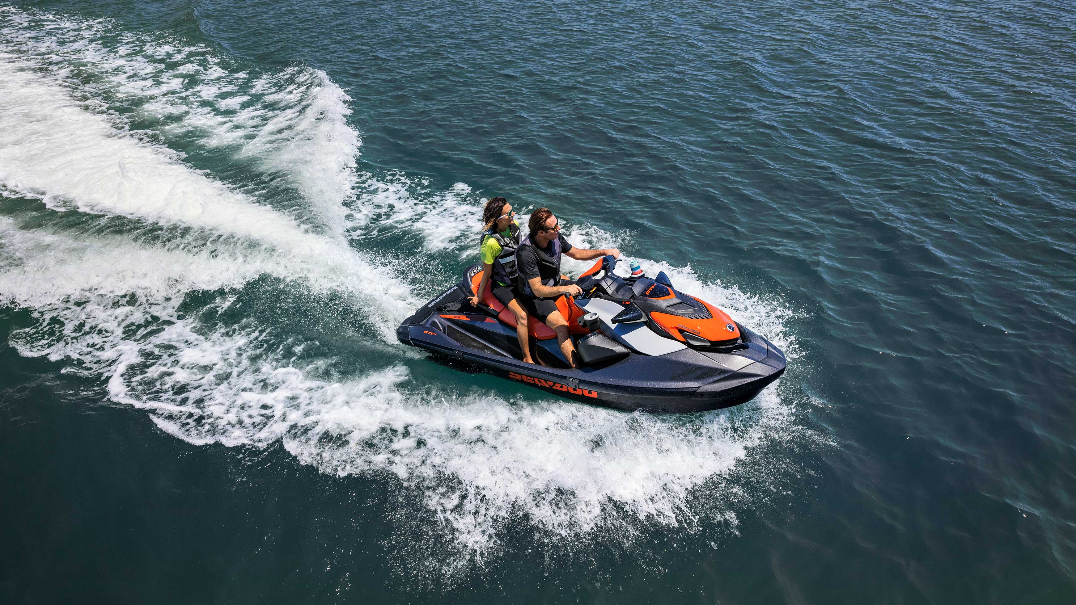 Çift Sea-Doo GTI SE'lerinde gezintinin keyfini çıkarıyor