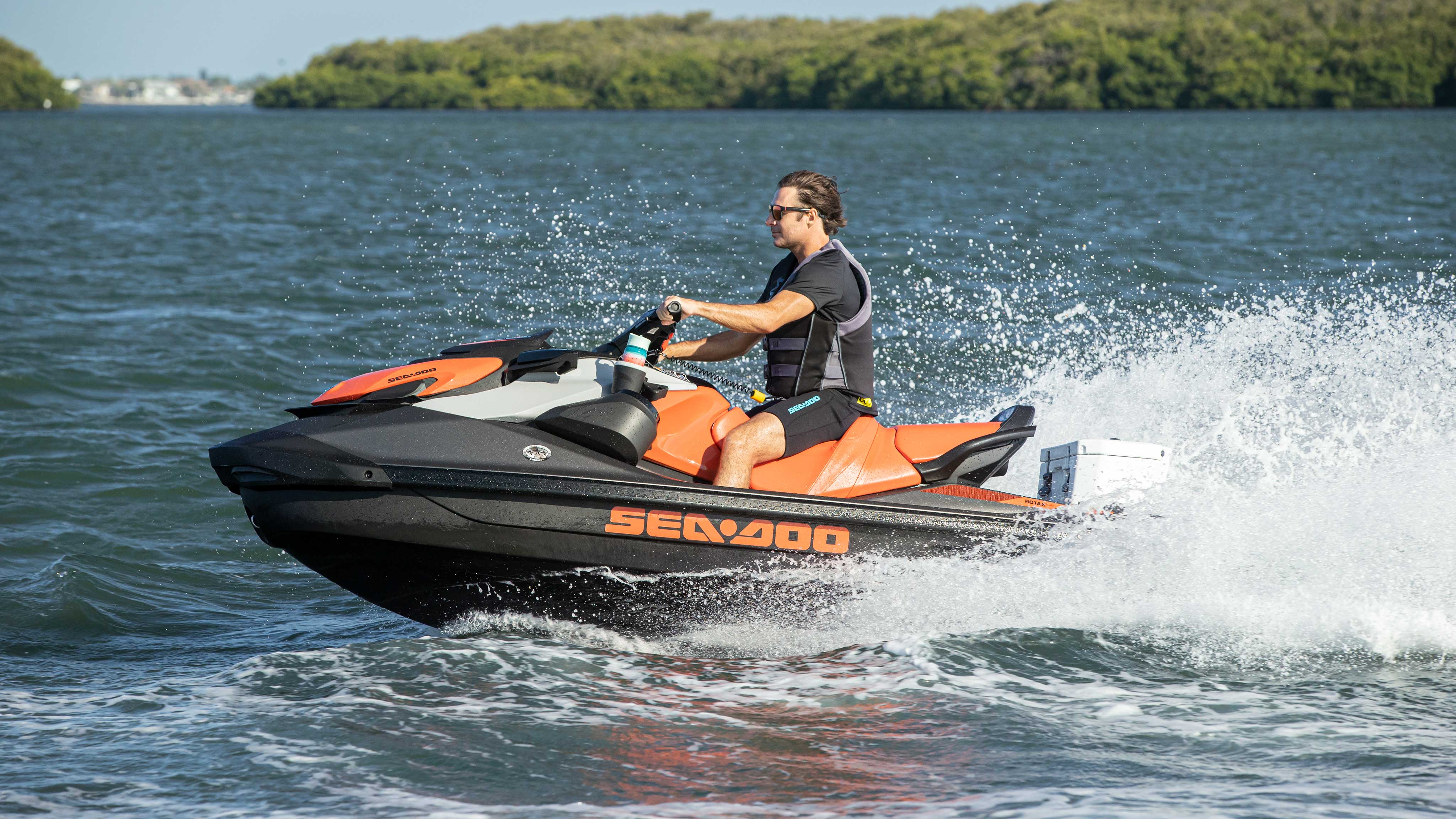 Čovjek vozi svoj koralni Sea-Doo GTI 170