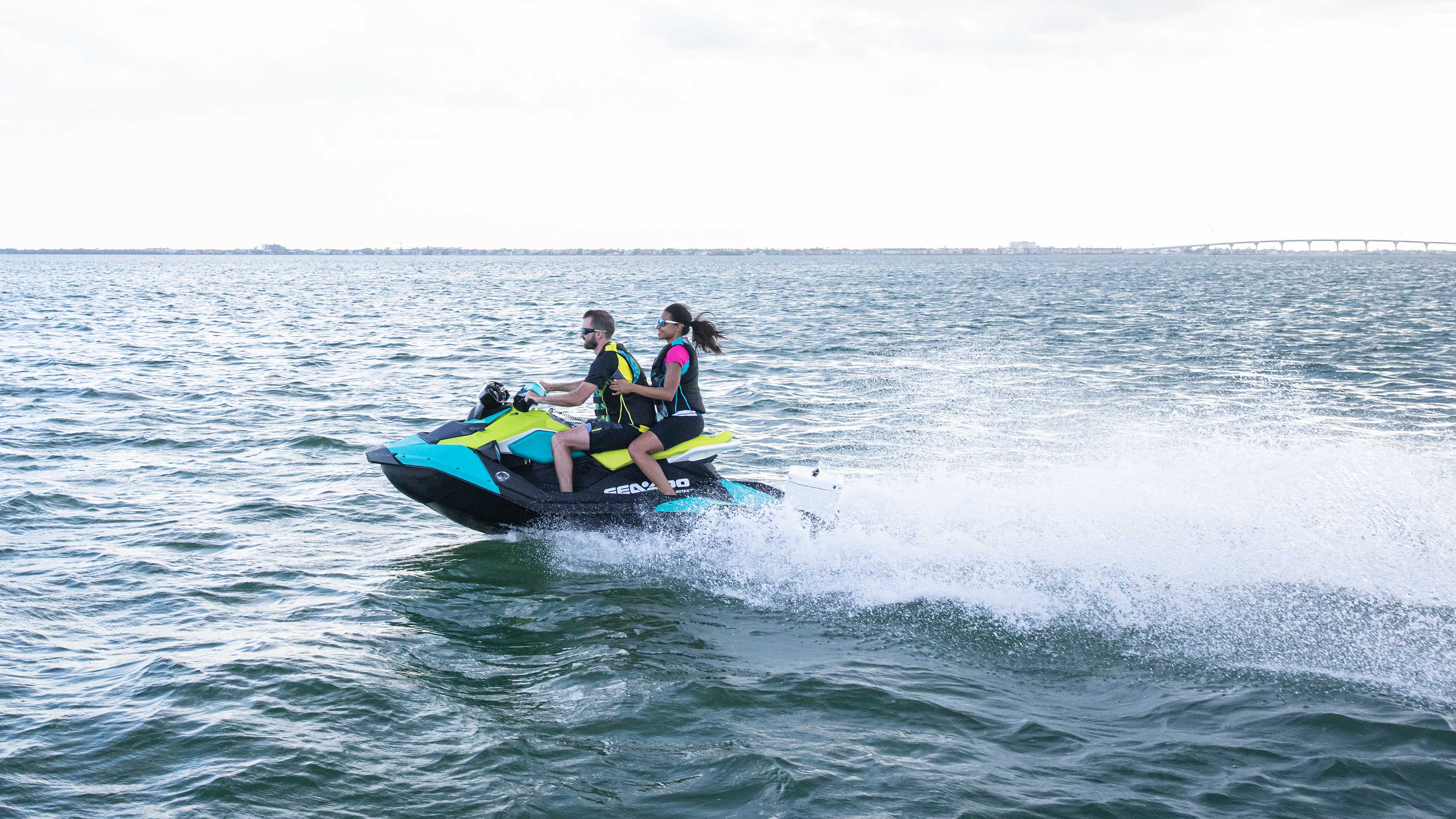 Egy pár halad a kék Sea-Doo Spark modellel