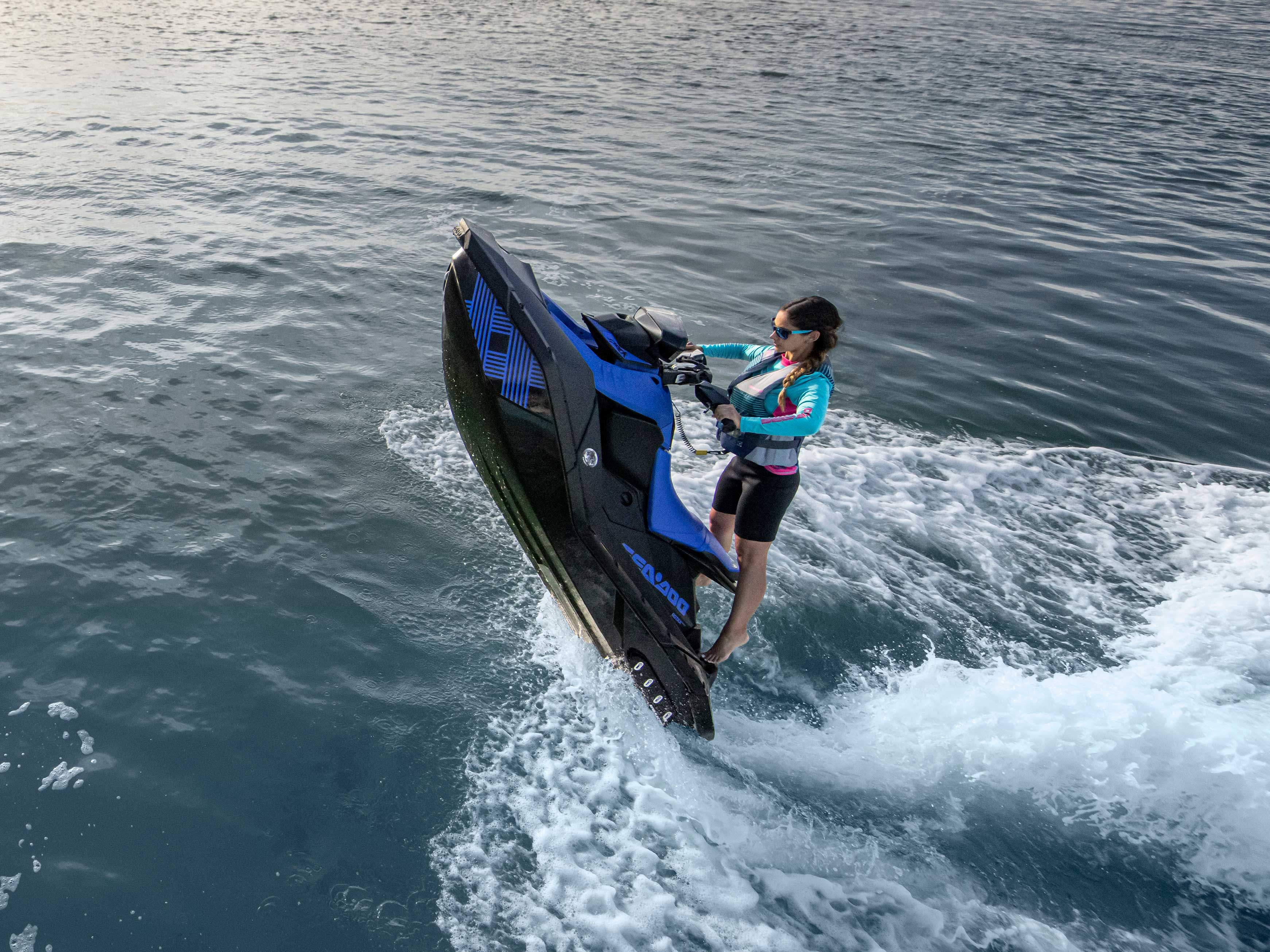 Nő gyertyázik a Sea-Doo Spark Trixx modellel