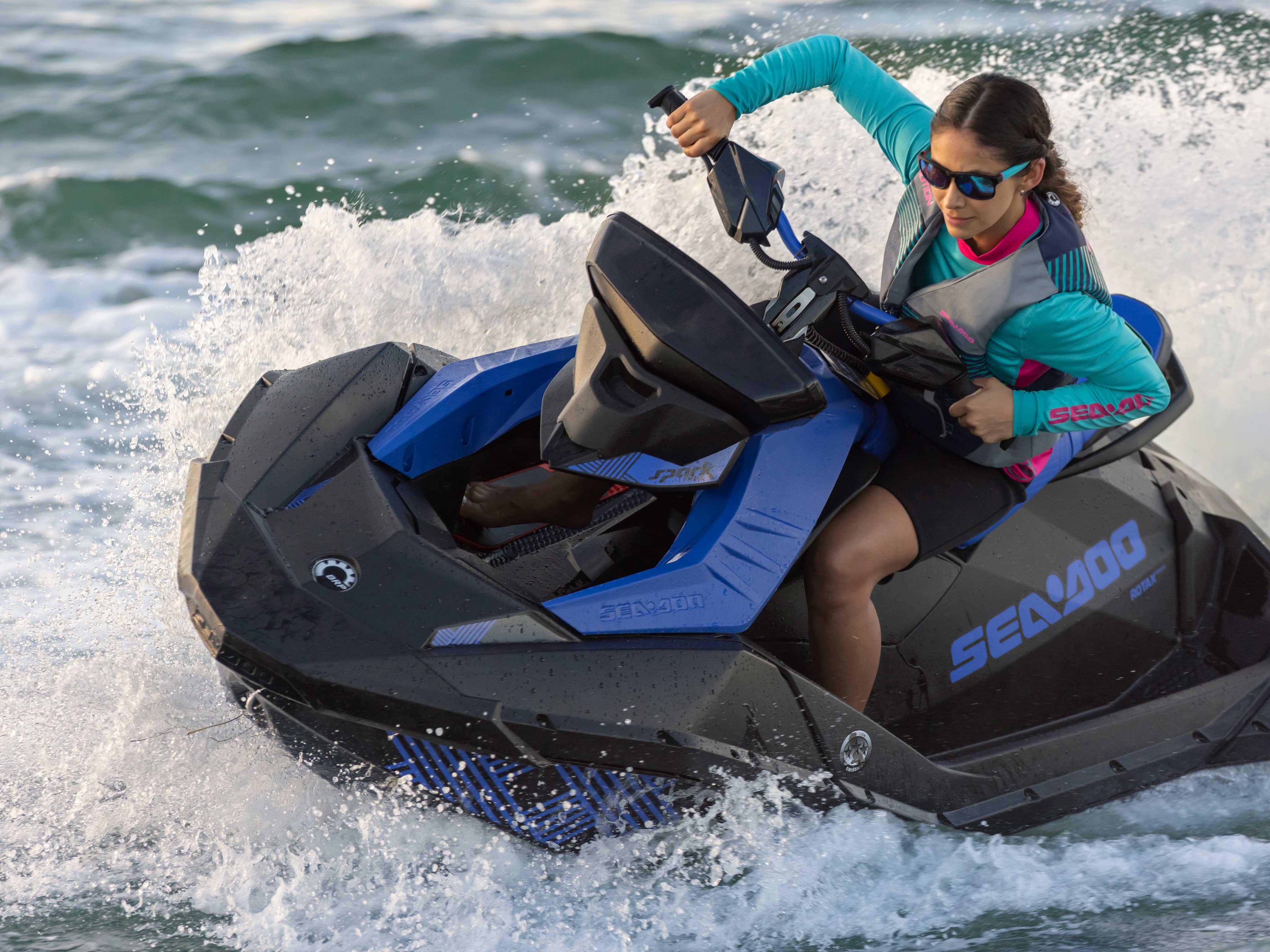 Nő halad a kék Sea-Doo Spark Trixx modellel