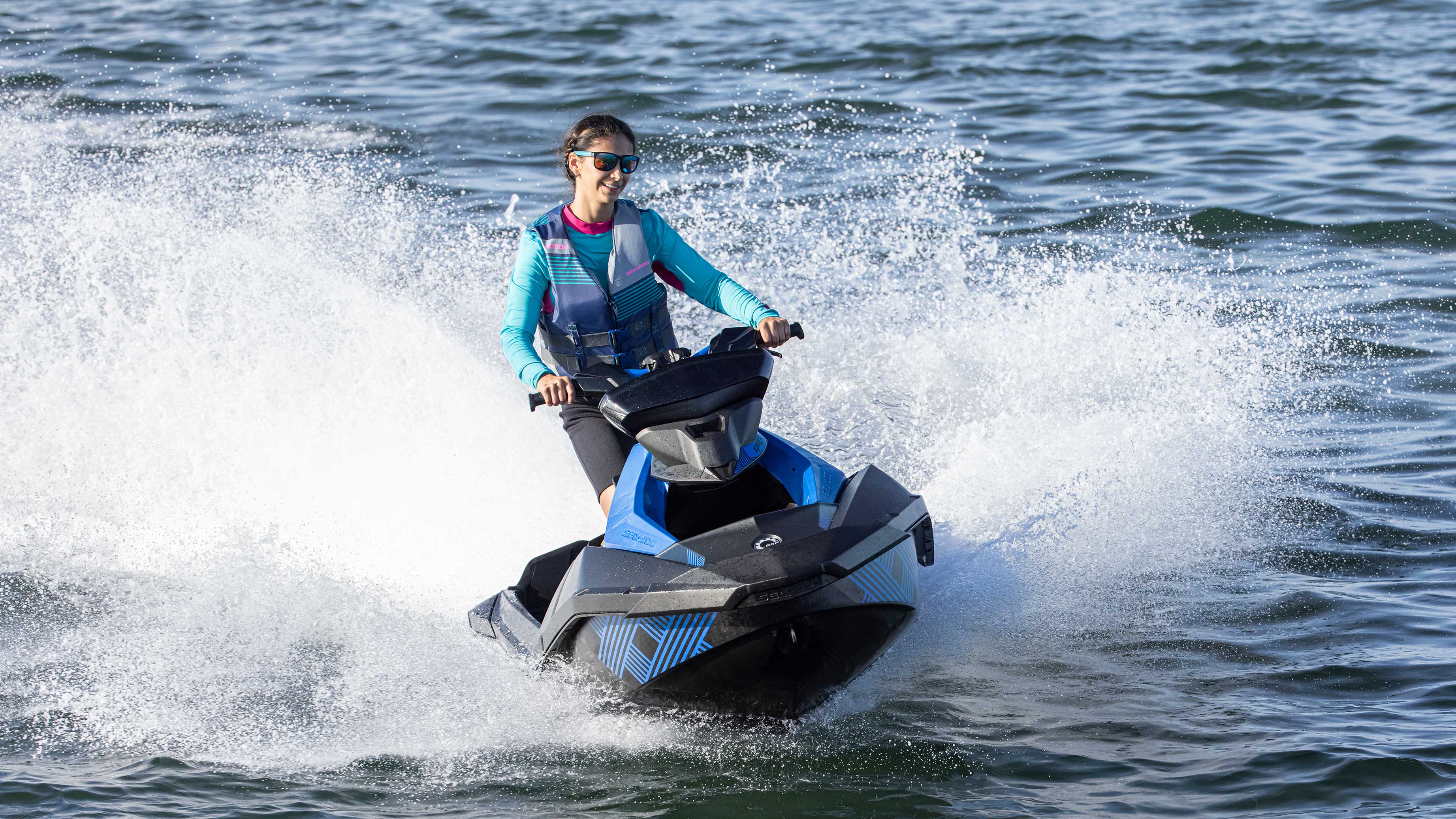 Ženska vozi modri Sea-Doo Spark Trixx