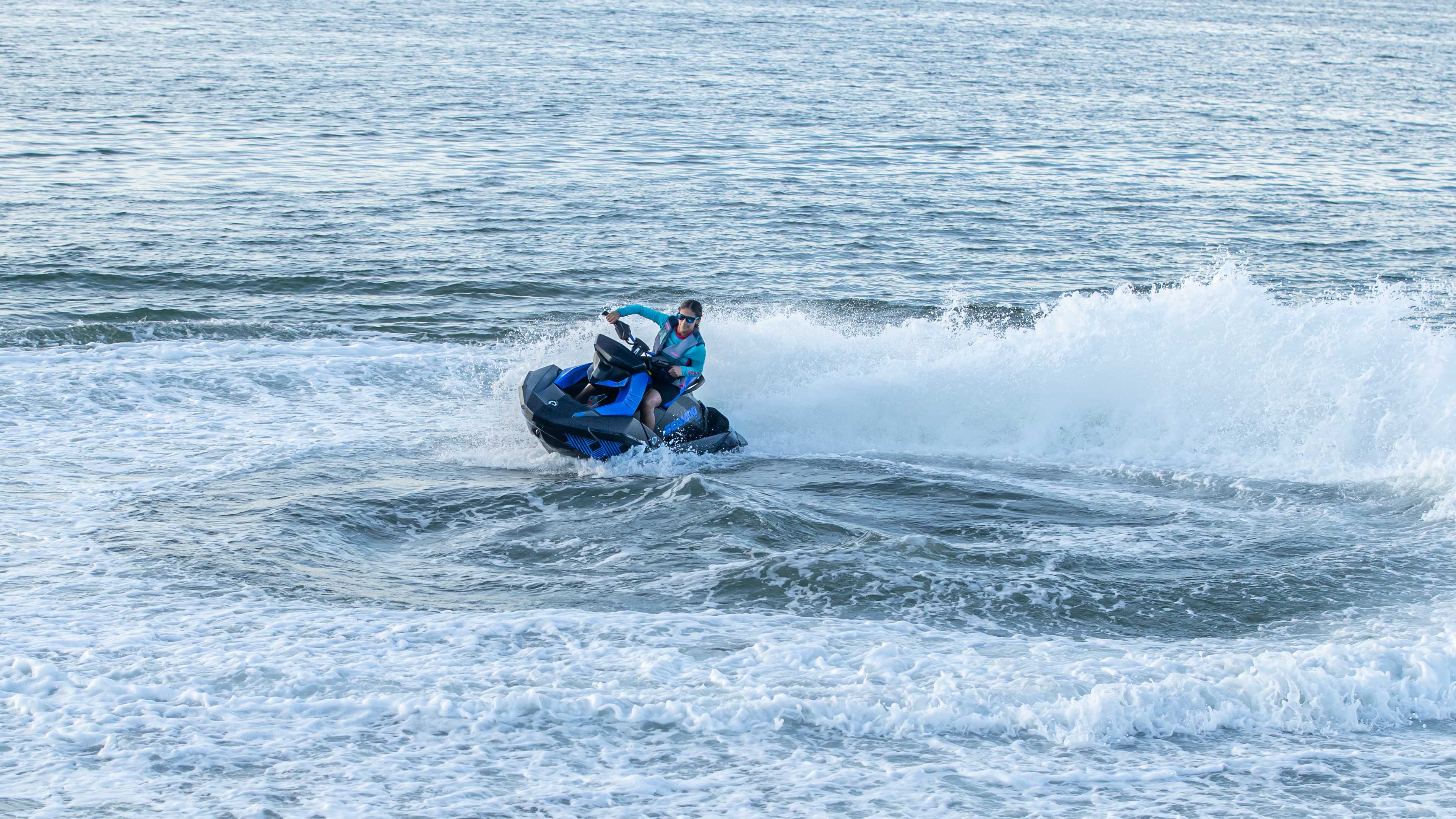 Gruaja duke hipur në Sea-Doo Spark e tij blu