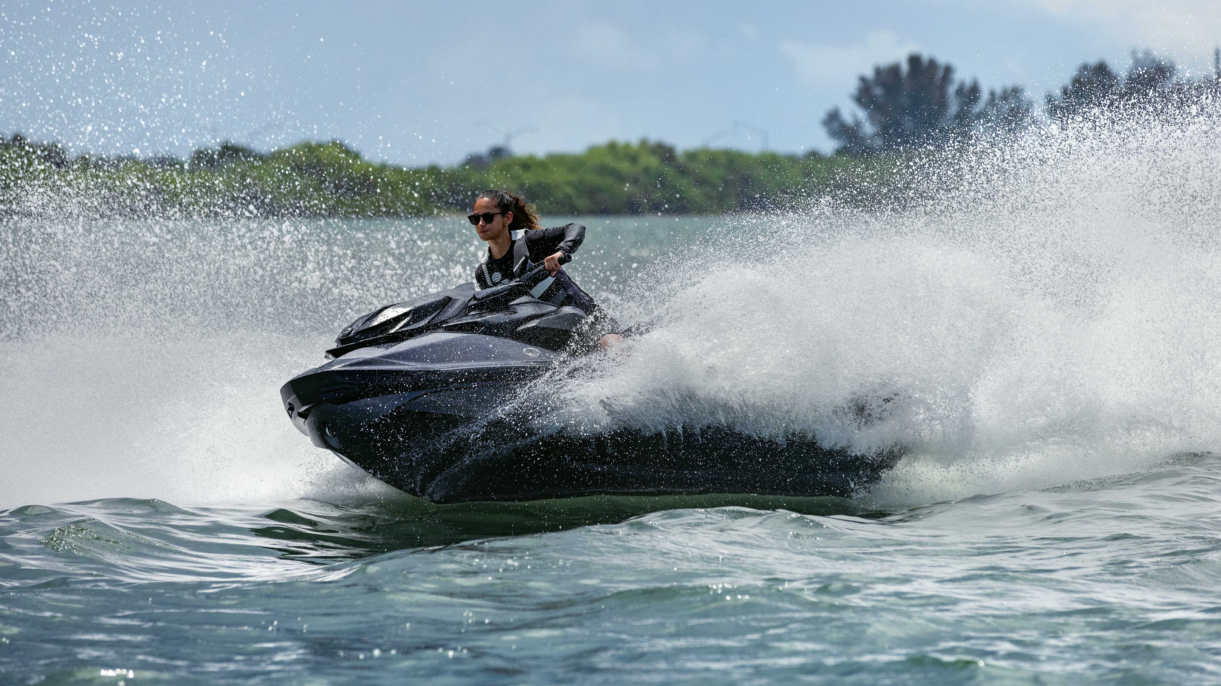 Gruaja duke hipur në një Sea-Doo RXP X