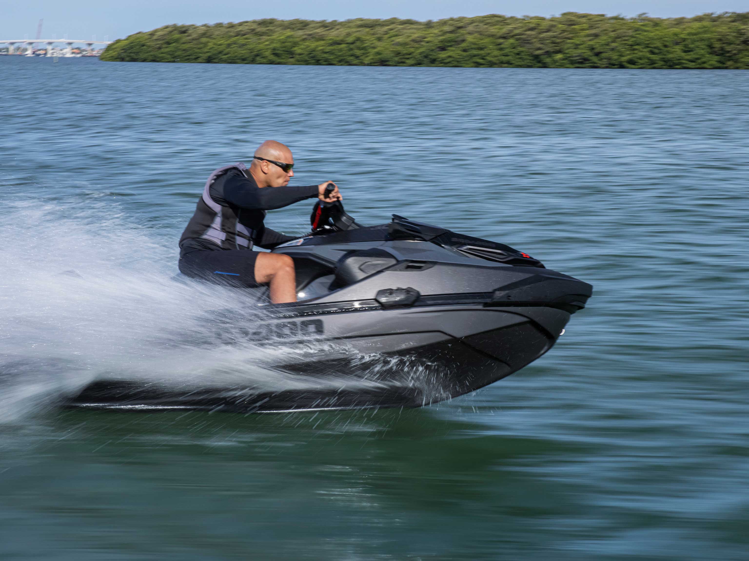 Човек кој го вози својот Sea-Doo RTX-X