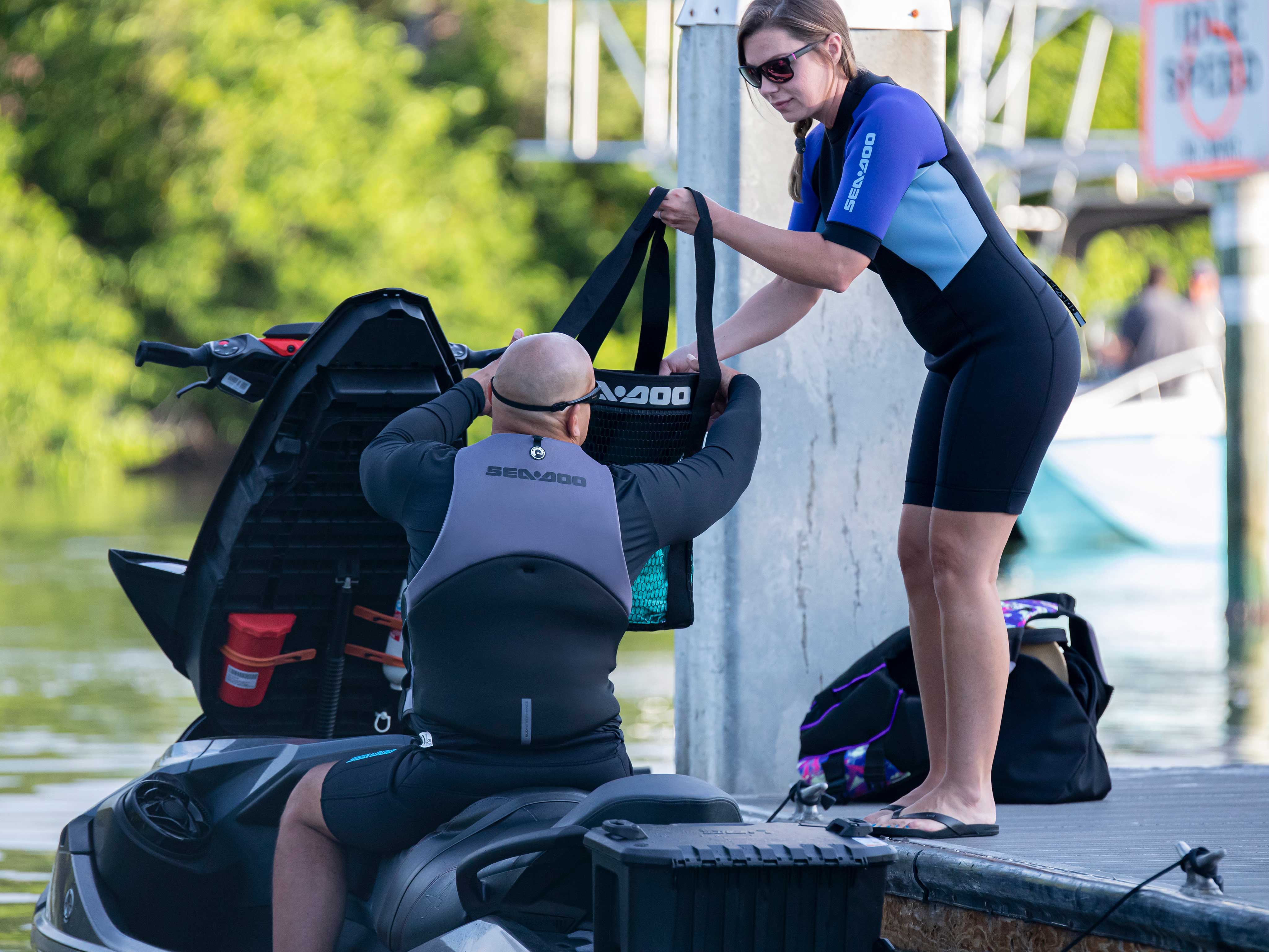 Двојка ја подготвува својата опрема во нивниот Sea-Doo RTX-X