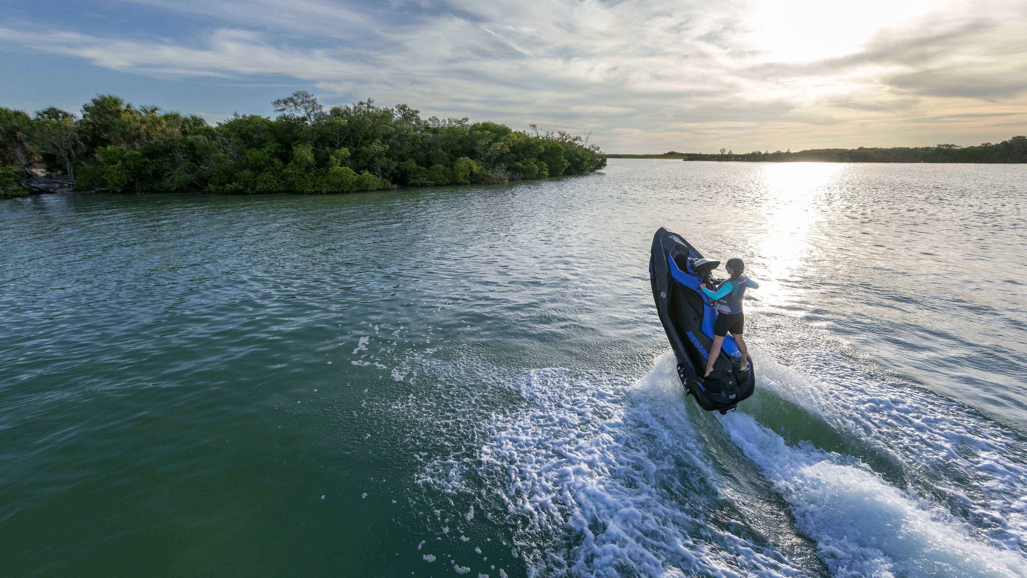 Žena dvíha nos skútra Sea-Doo Spark