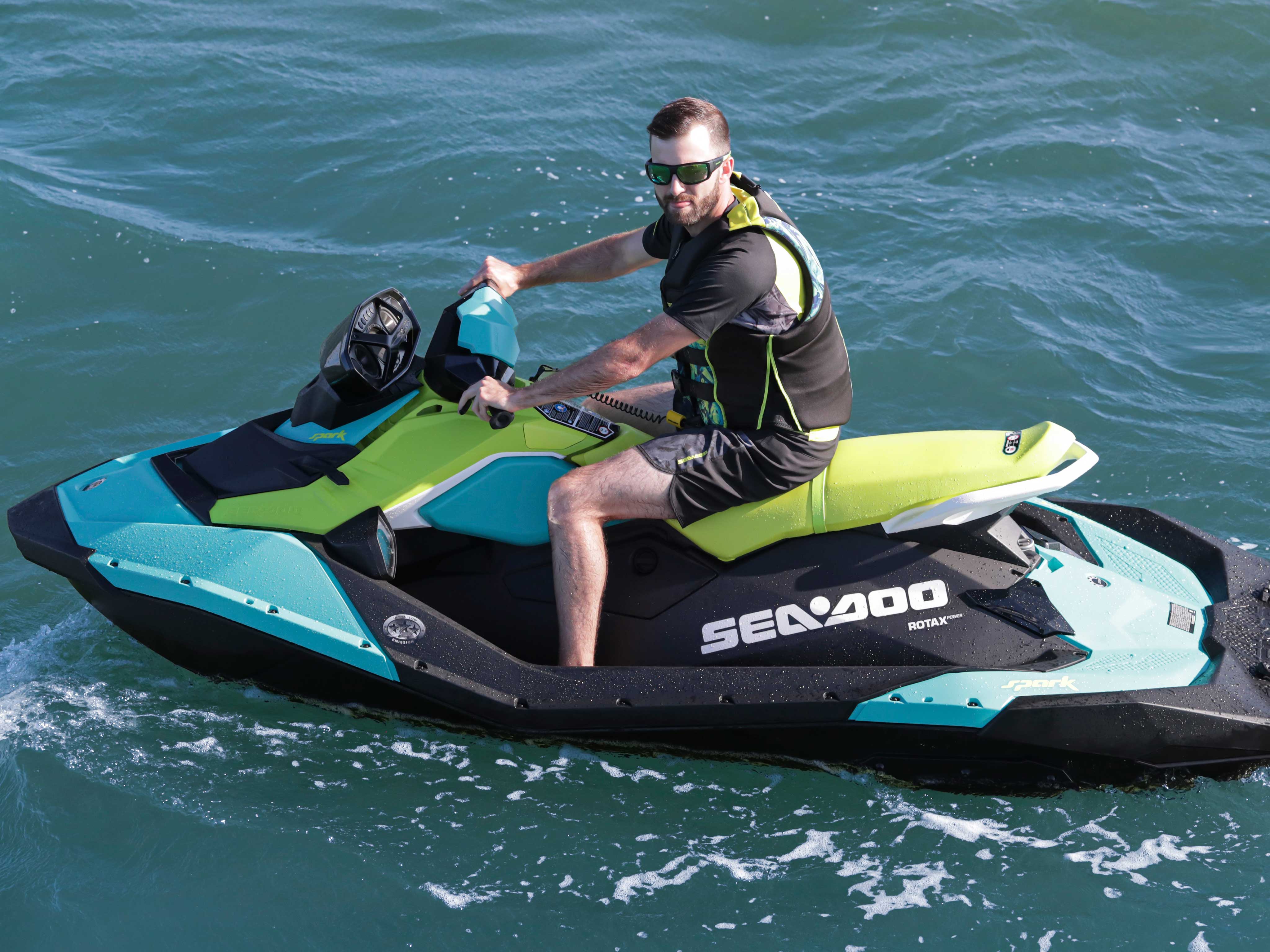 Férfi ül a kék Sea-Doo Spark modellen