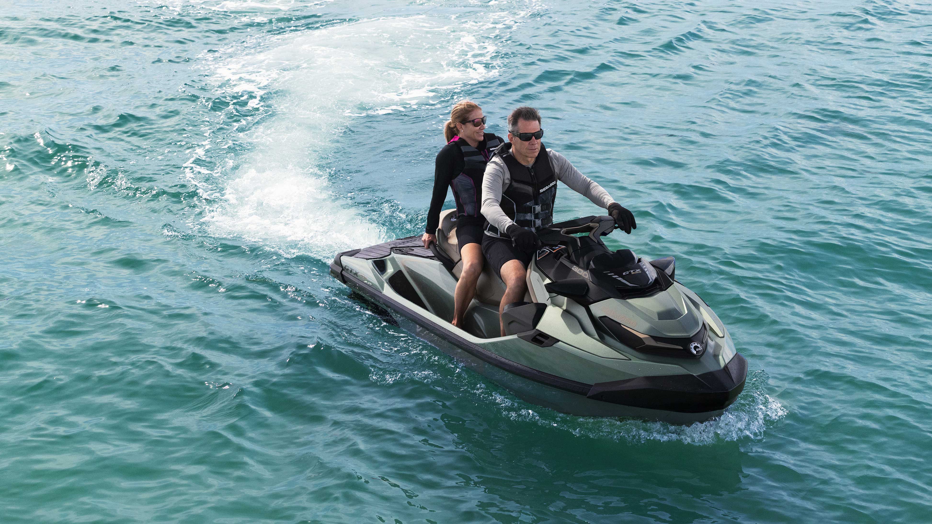 Пар ужива во возењето на нивниот Sea-Doo GTX Limited