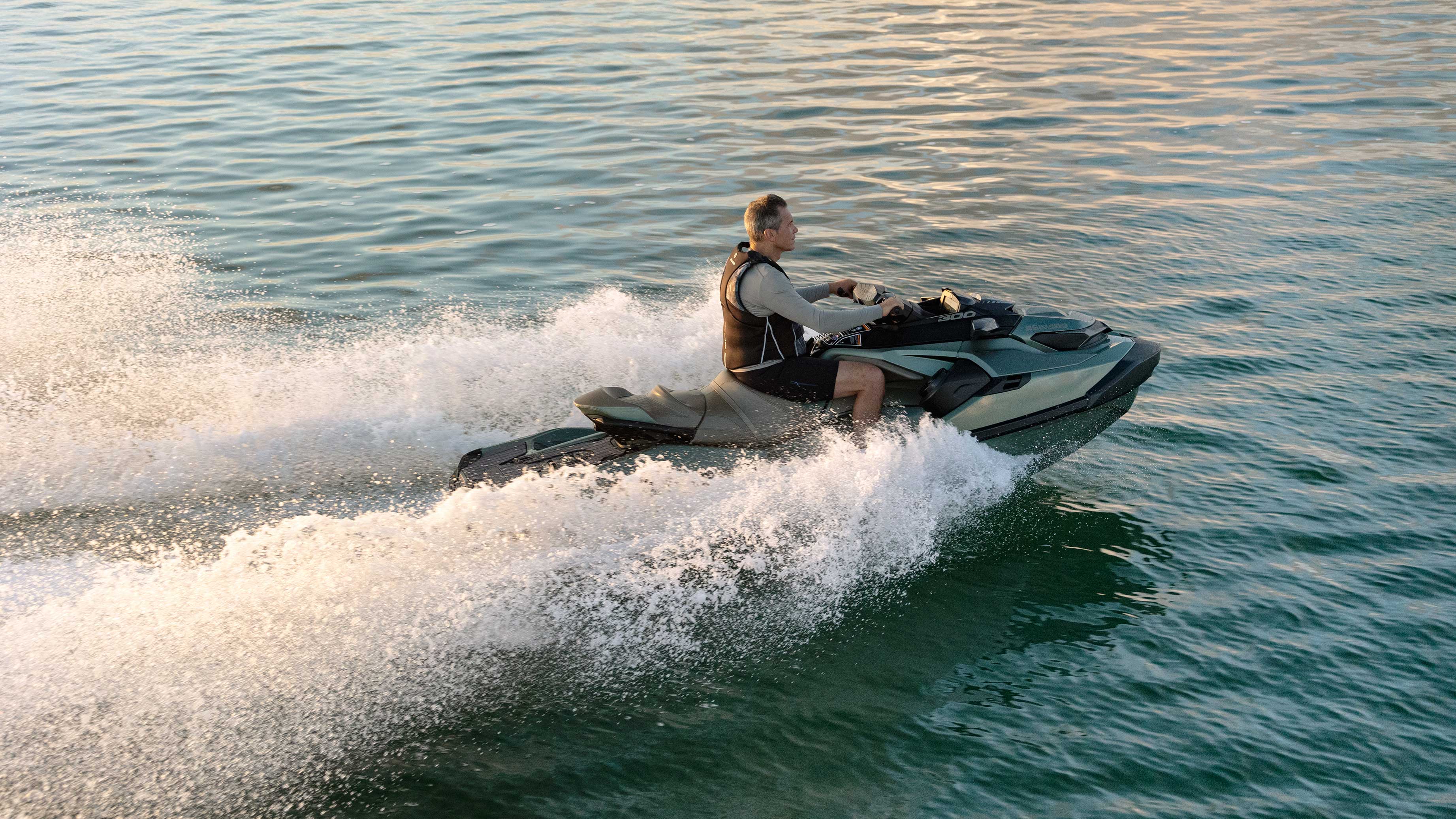 Čovek koji jaše Sea-Doo GTX