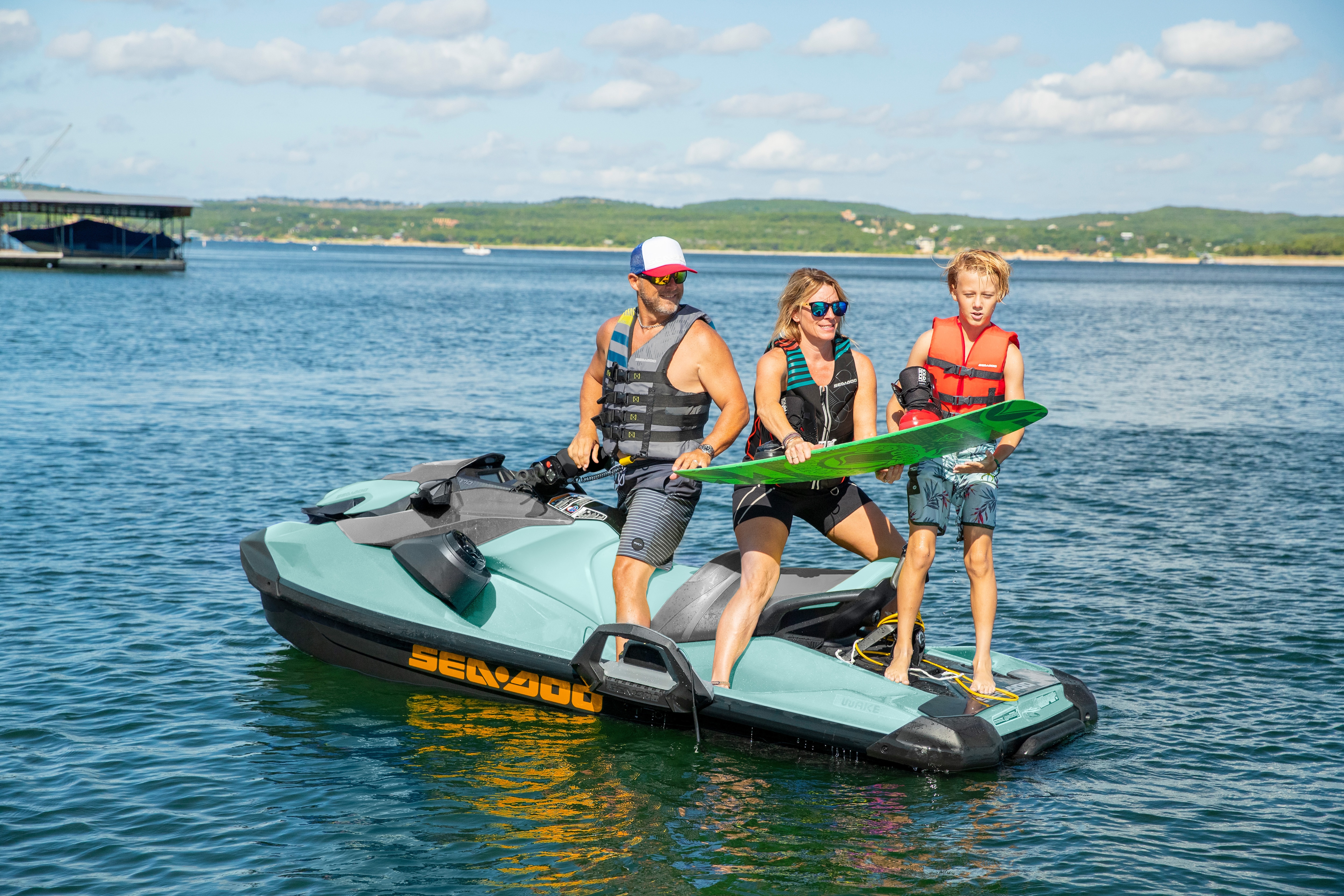 Klinac stoji na zadnjoj platformi Sea-Doo Wake-a