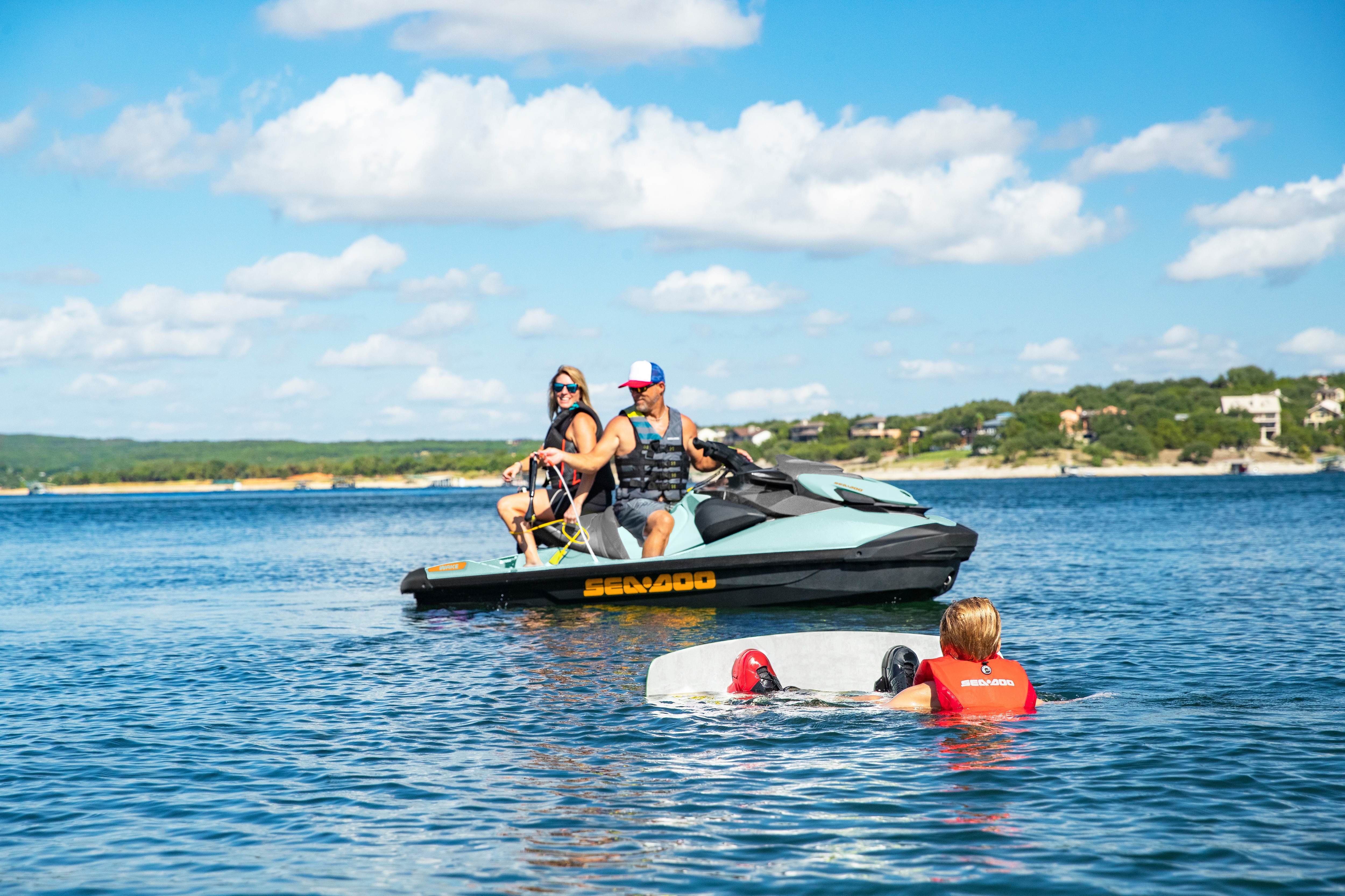 Porodica koja se priprema za vožnju vakeboard-om sa Sea-Doo Wake Pro