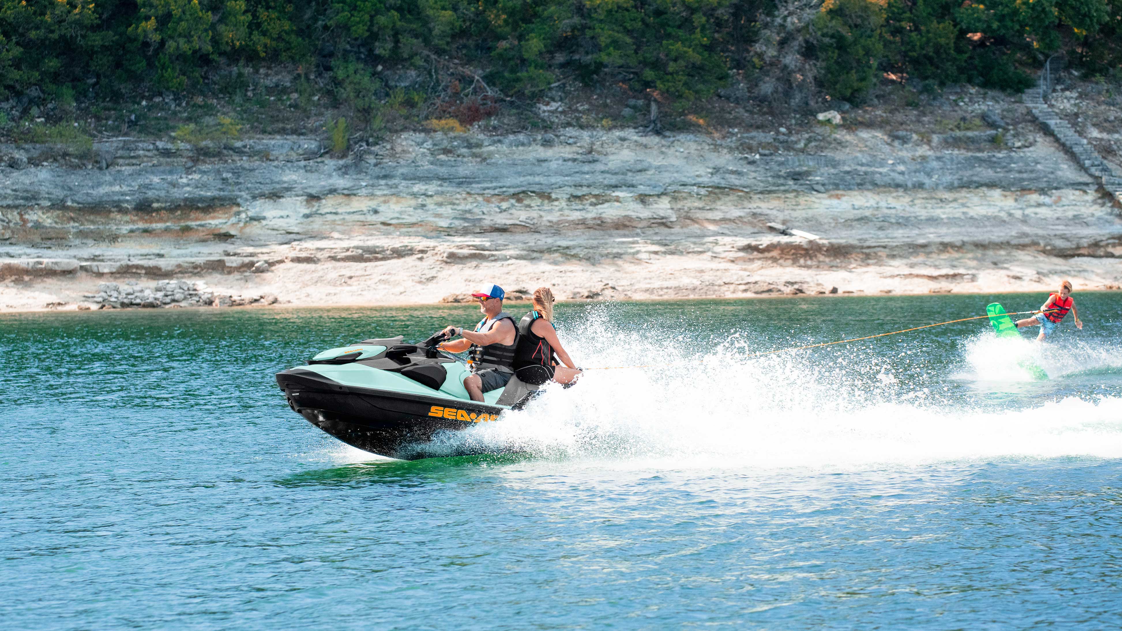 Sea-Doo Wake bir çocuğu bir wakeboard üzerinde çekiyor