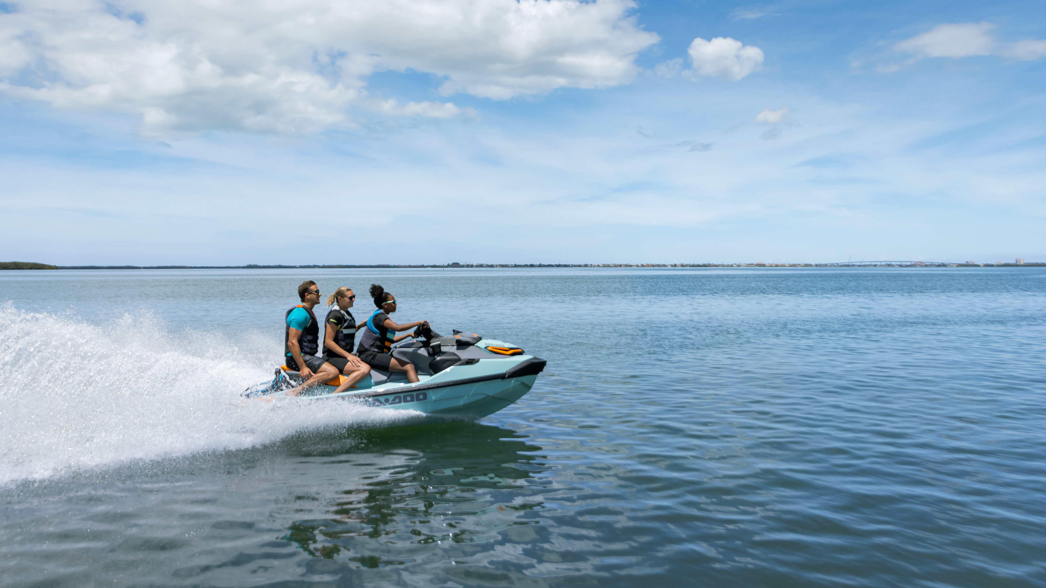 Grupa vozača na svom Sea-Doo Wake Pro