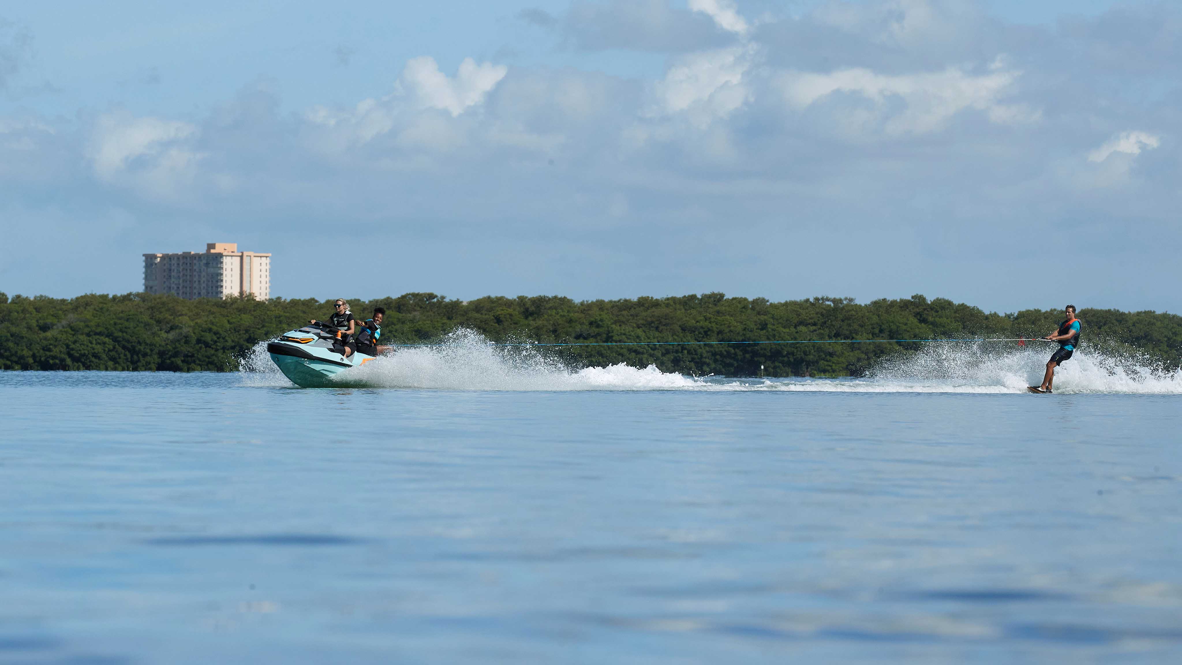 Sea-Doo Wake Pro ile wakeboard çeken iki kadın