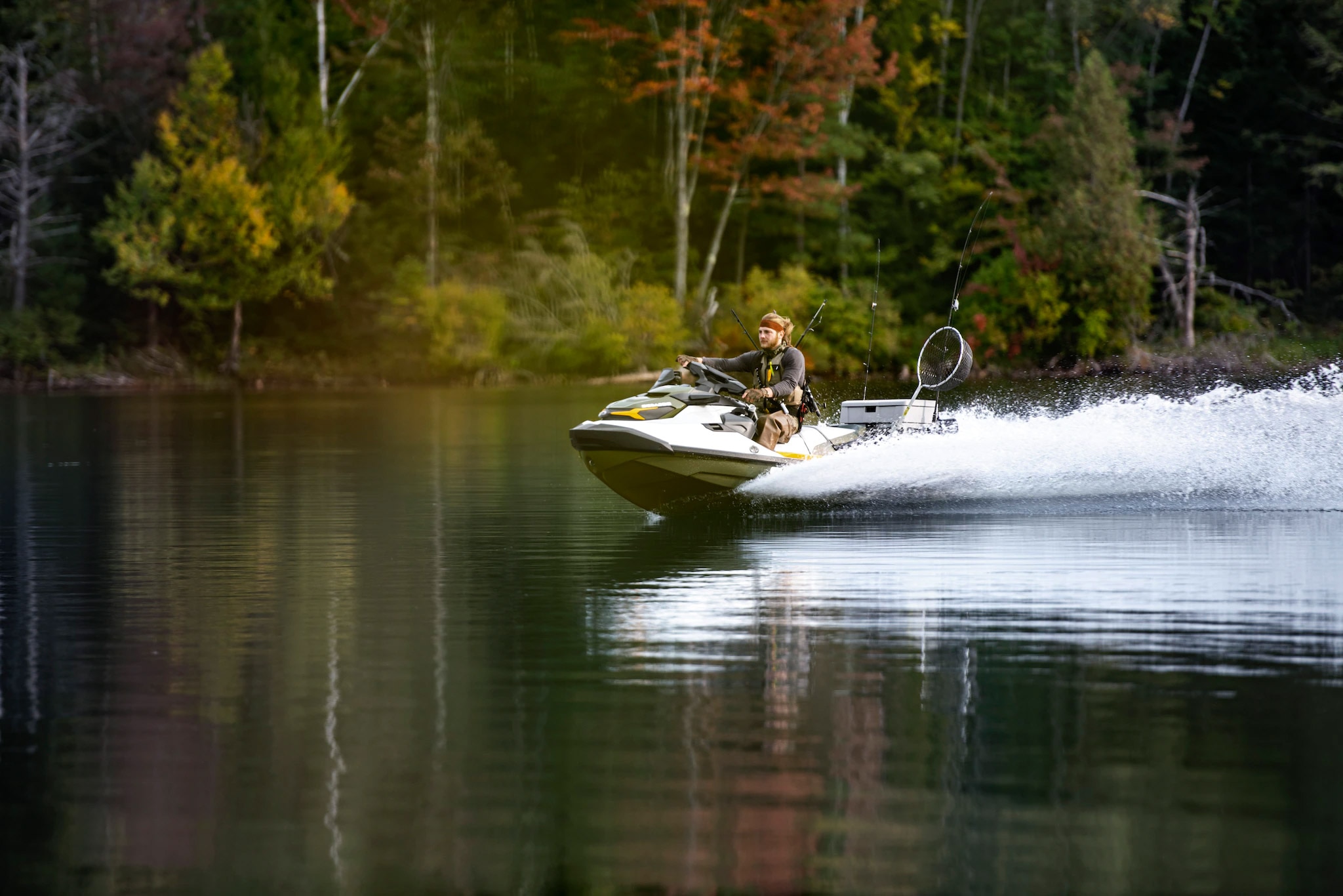 Sea-doo yemyeşil denizde süzülürken.