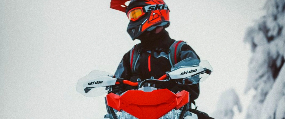  Nga afër njeriu që drejton një Ski-Doo Backcountry