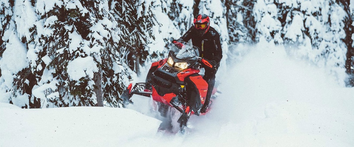 Muž letící na sněžném skútru Ski-Doo Expedition