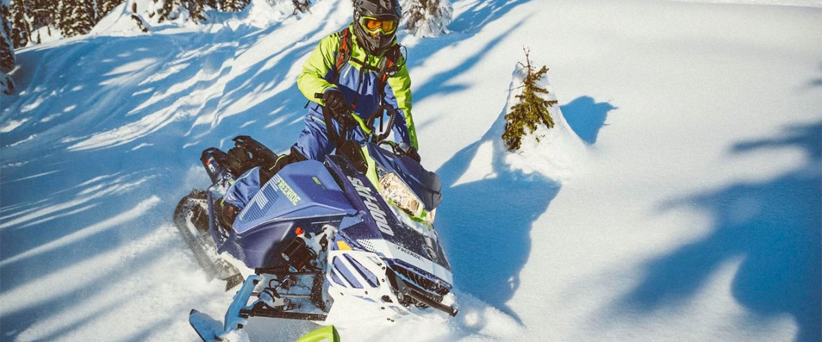  Njeri duke hipur në një Ski-Doo Freeride