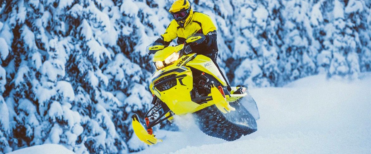  Njeriu duke kërcyer nëpër ajër me Ski-Doo MXZ e tij