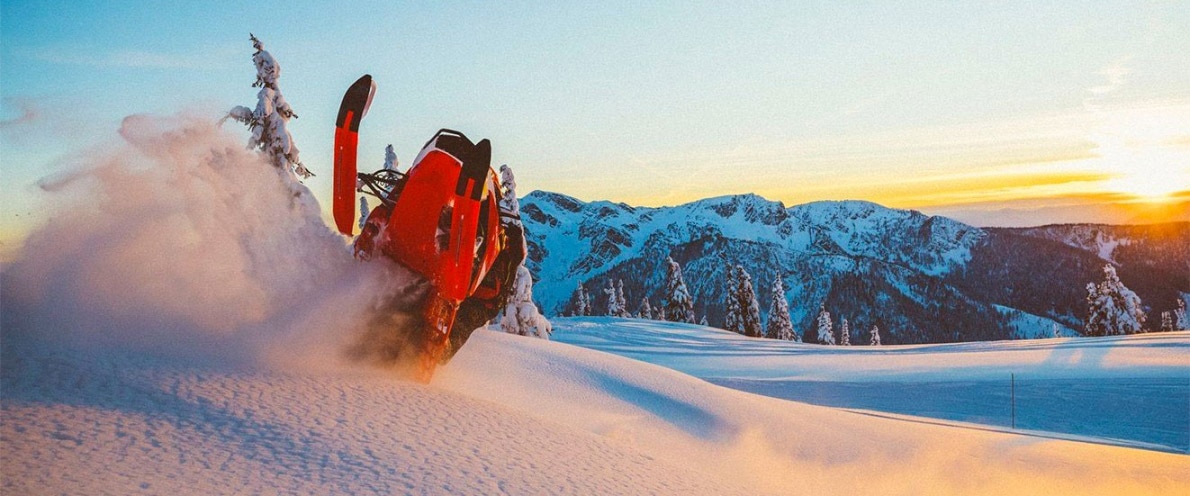 Sněžný skútr Summit před dopadem na sníh