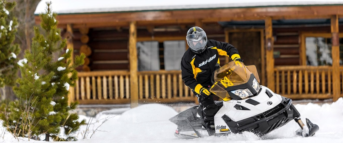  Njeriu që do të largohet me sajën me motor të tij të dëborës Ski-Doo Tundra