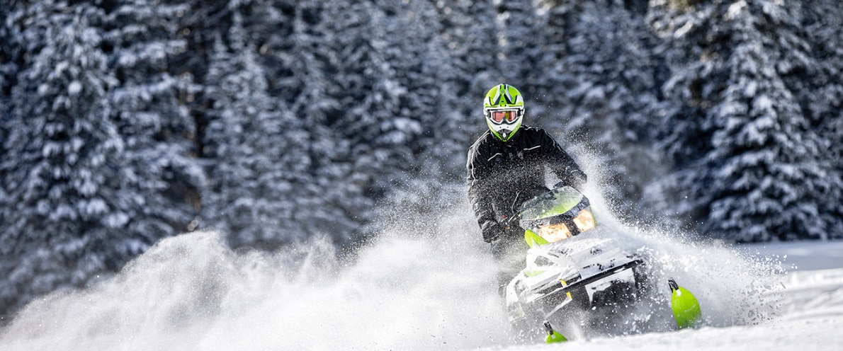  Njeriu që kalon nëpër dëborë me sajë me motor të tij me ski