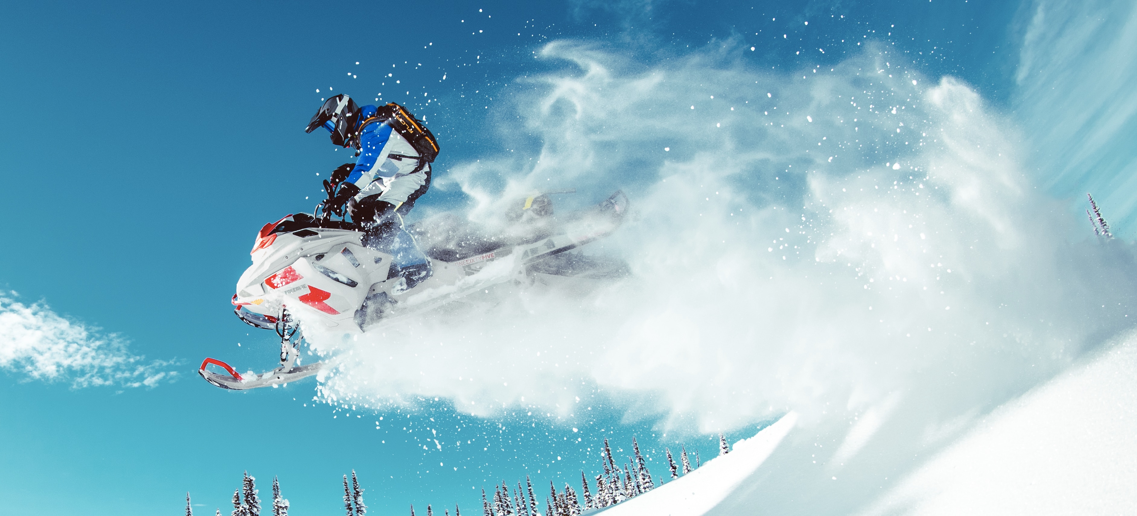 Muž vo vysokom skoku so skútrom Ski-Doo 2021 Freeride