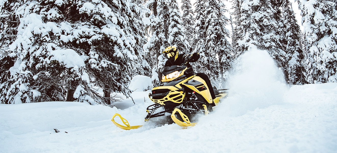 Mees sõiab  Ski-Doo Renegade mootorkelguga lumisel metsarajal
