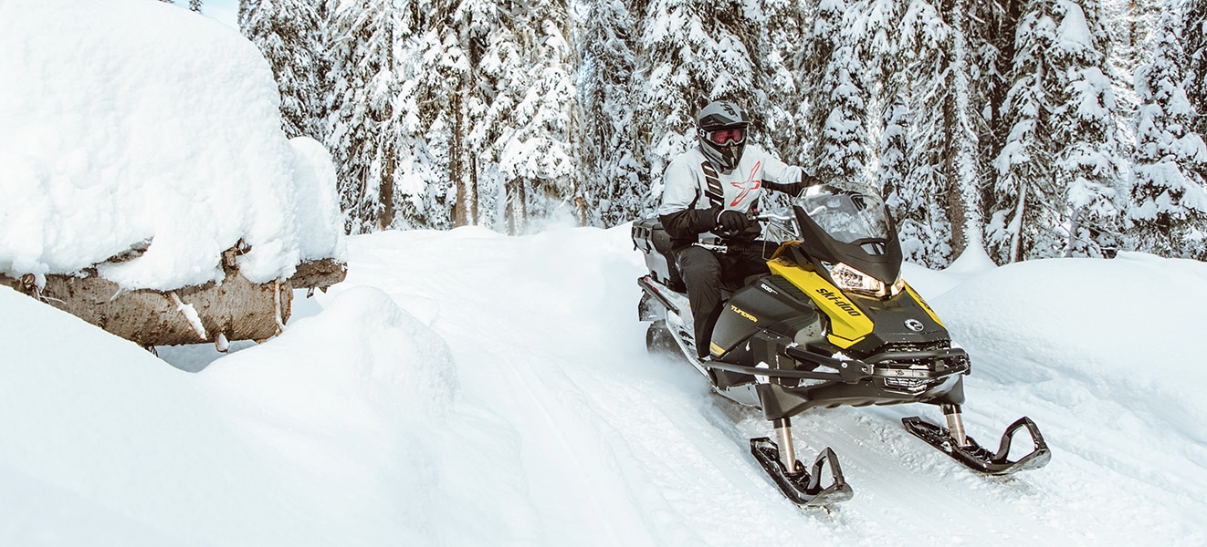 Moški vozi Ski-Doo Tundra po zasneženi poti