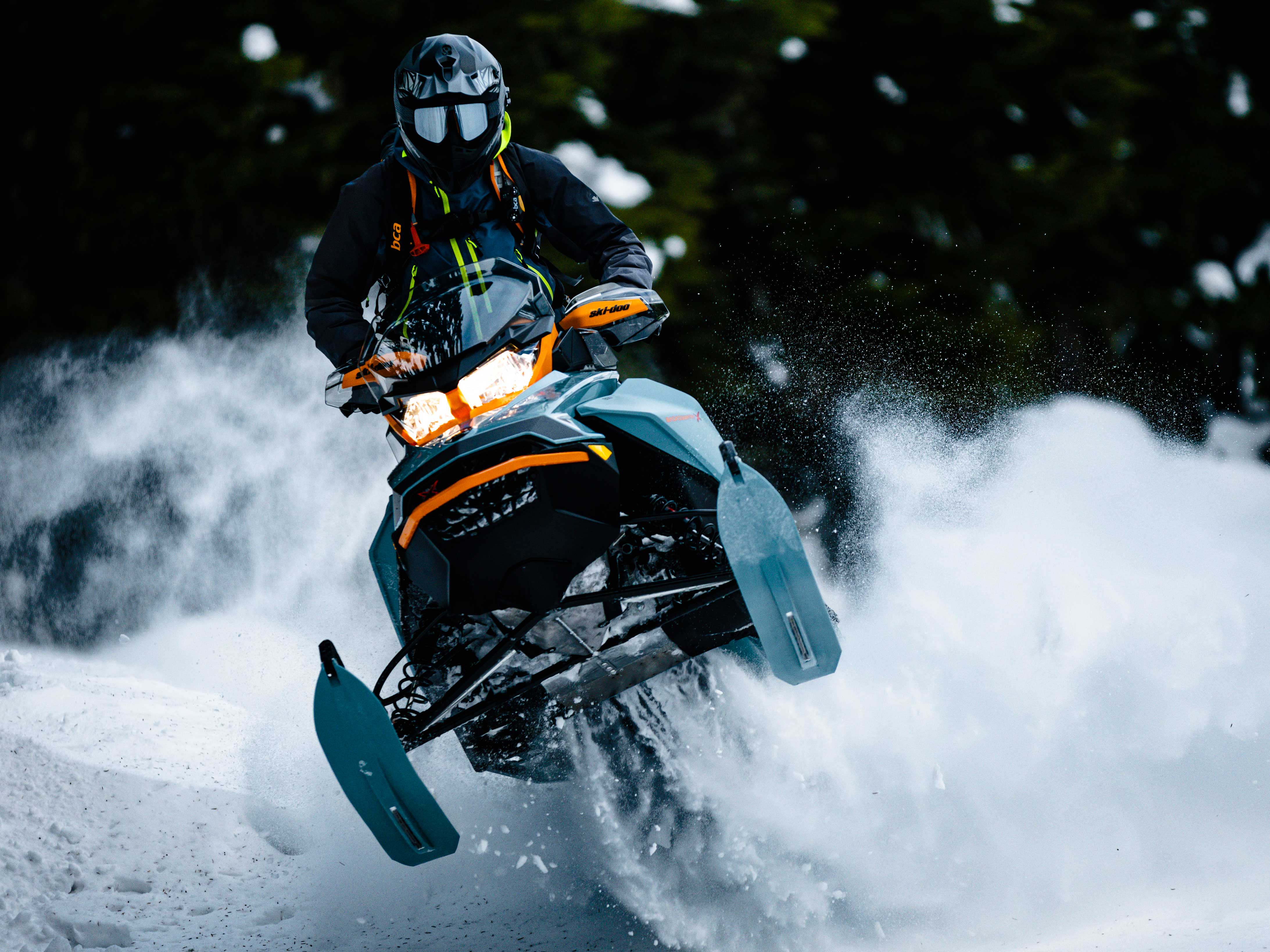 Moški skače z 2022 Ski-Doo Backcountry