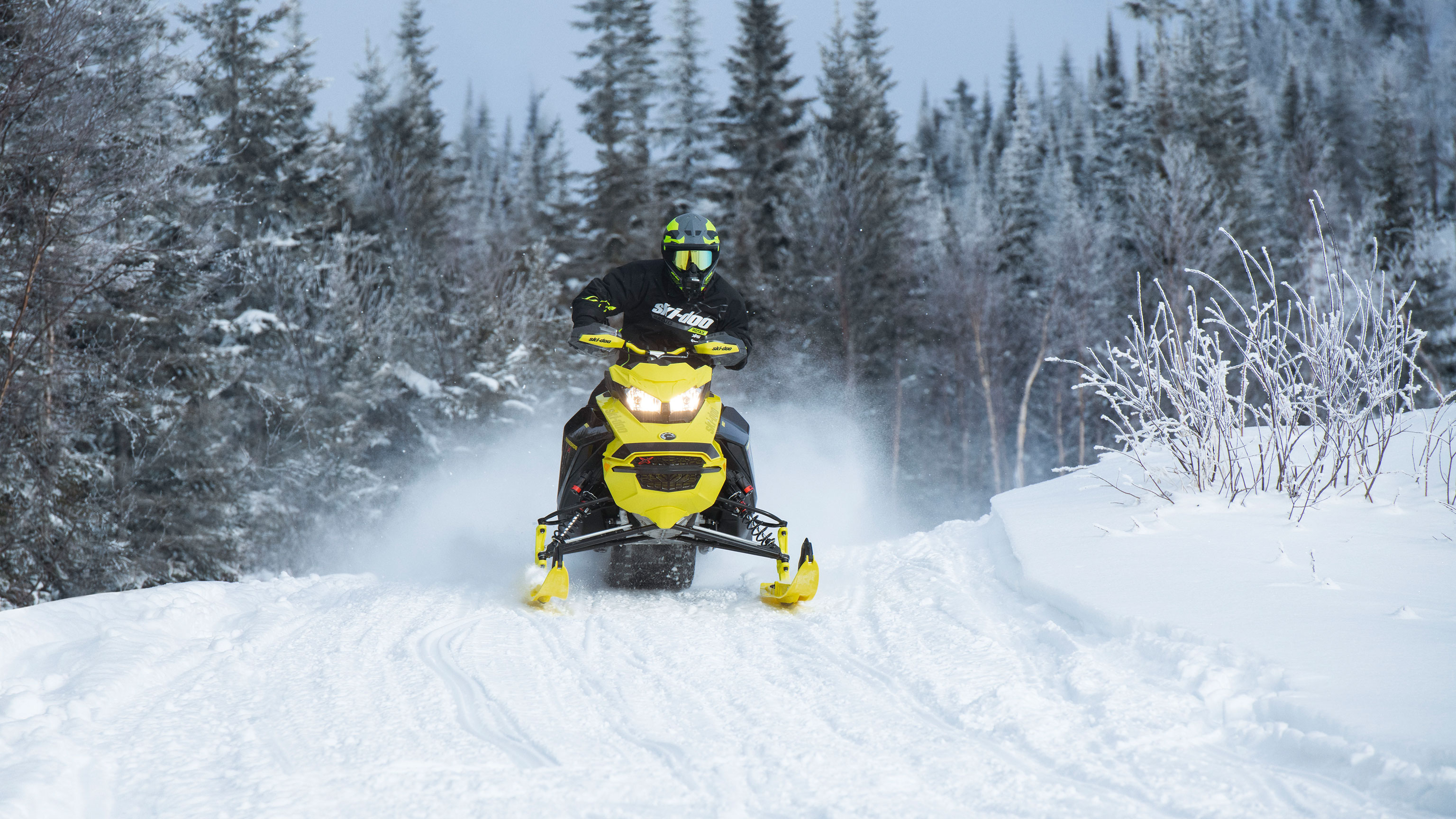 Burri duke kërcyer me Ski-Doo Mach-Z e tij në një shteg