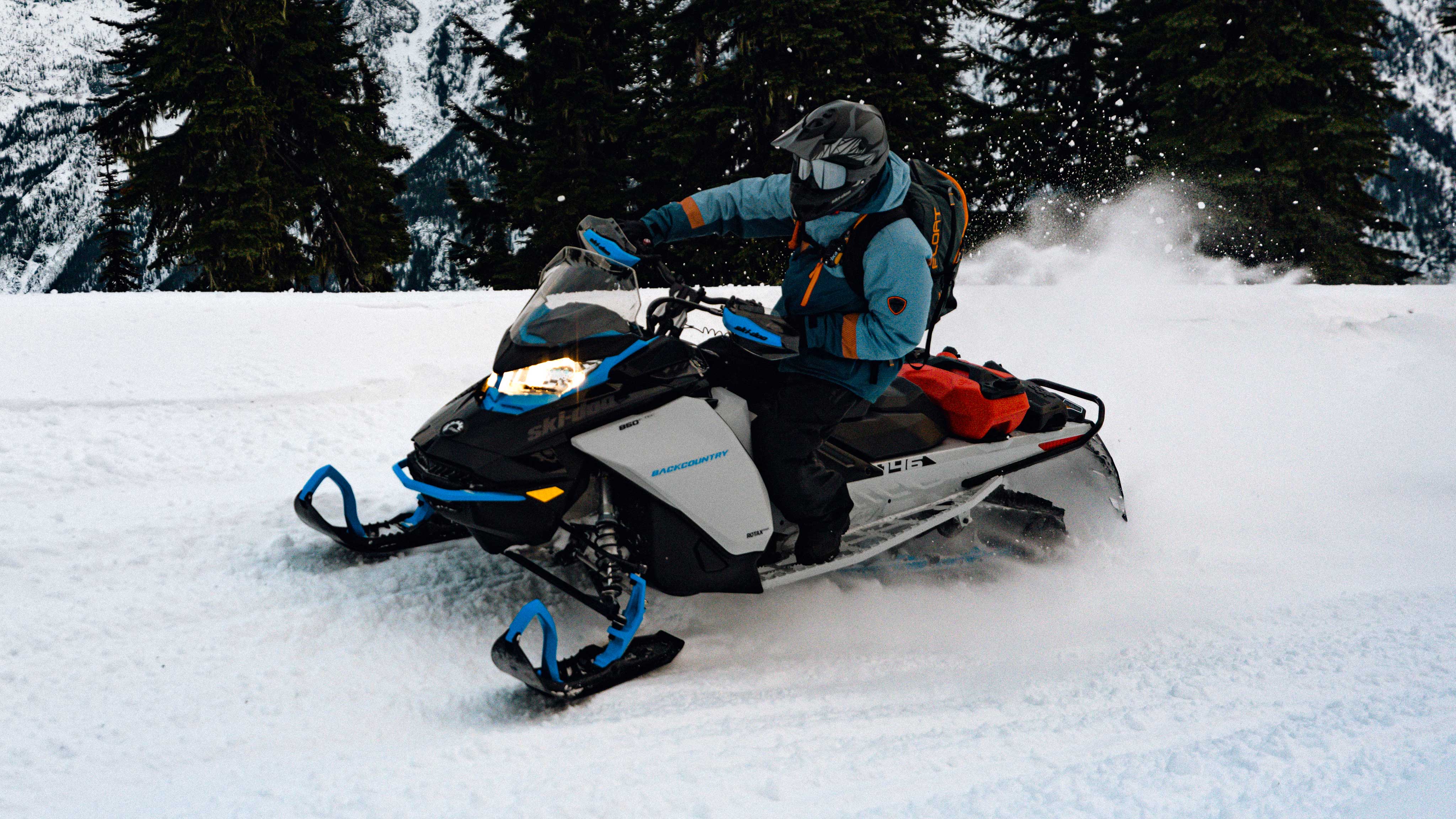 Uomo che guida 2022 Ski-Doo Backcountry su un sentiero