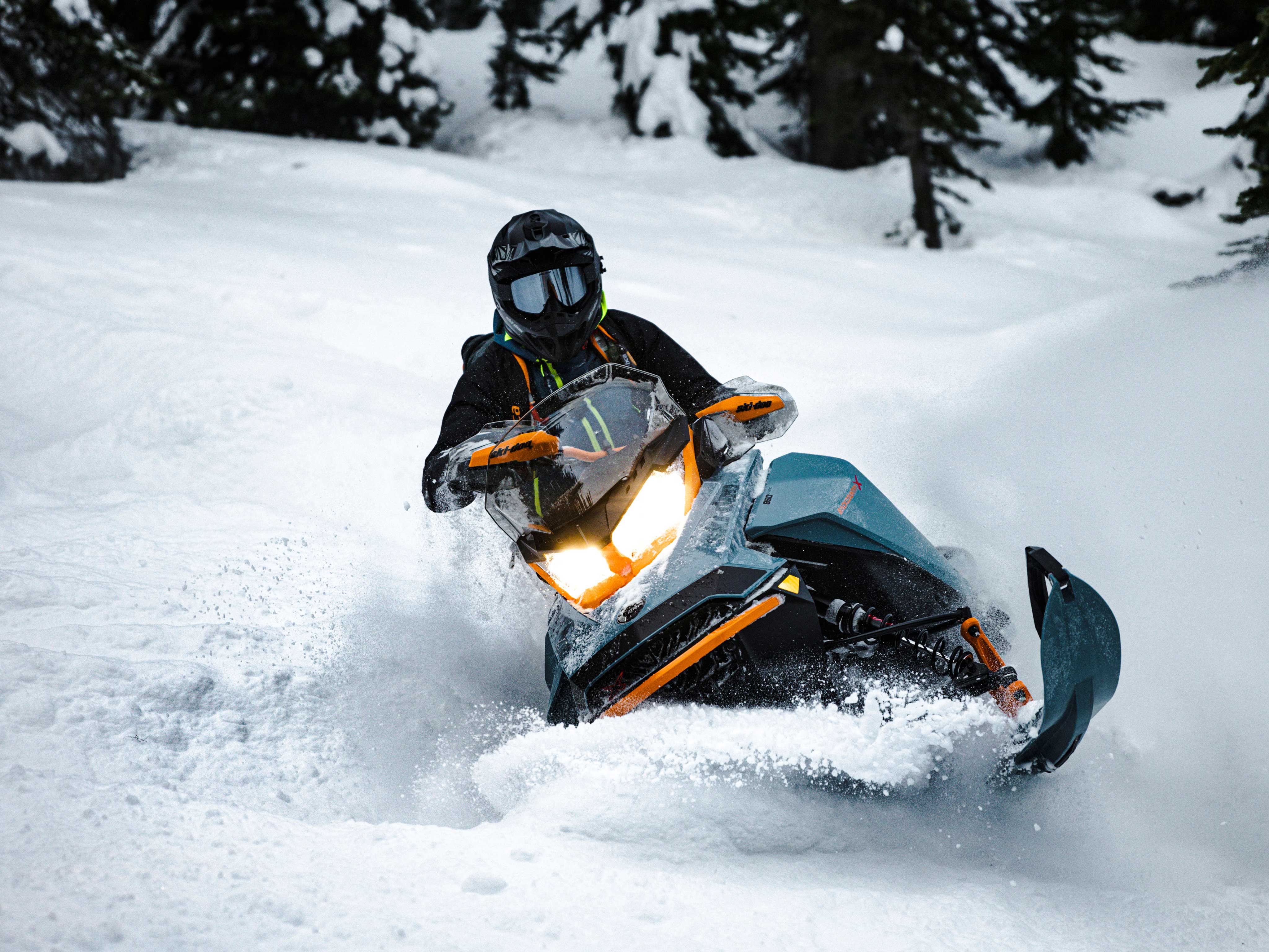 Moški v globokem snegu z 2022 Ski-Doo Backcountry