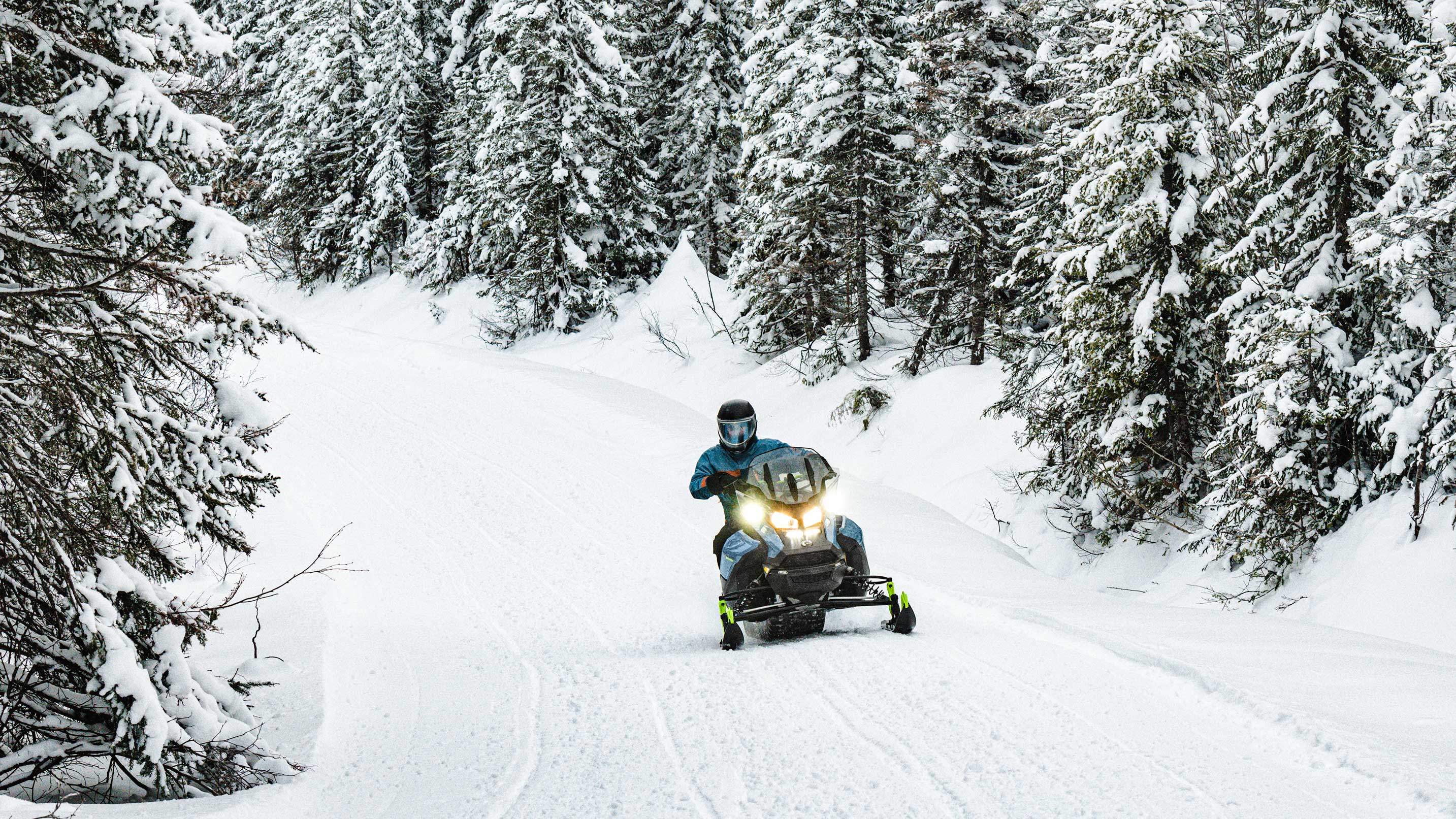 Moški vozi 2022 Ski-Doo Renegade na poti