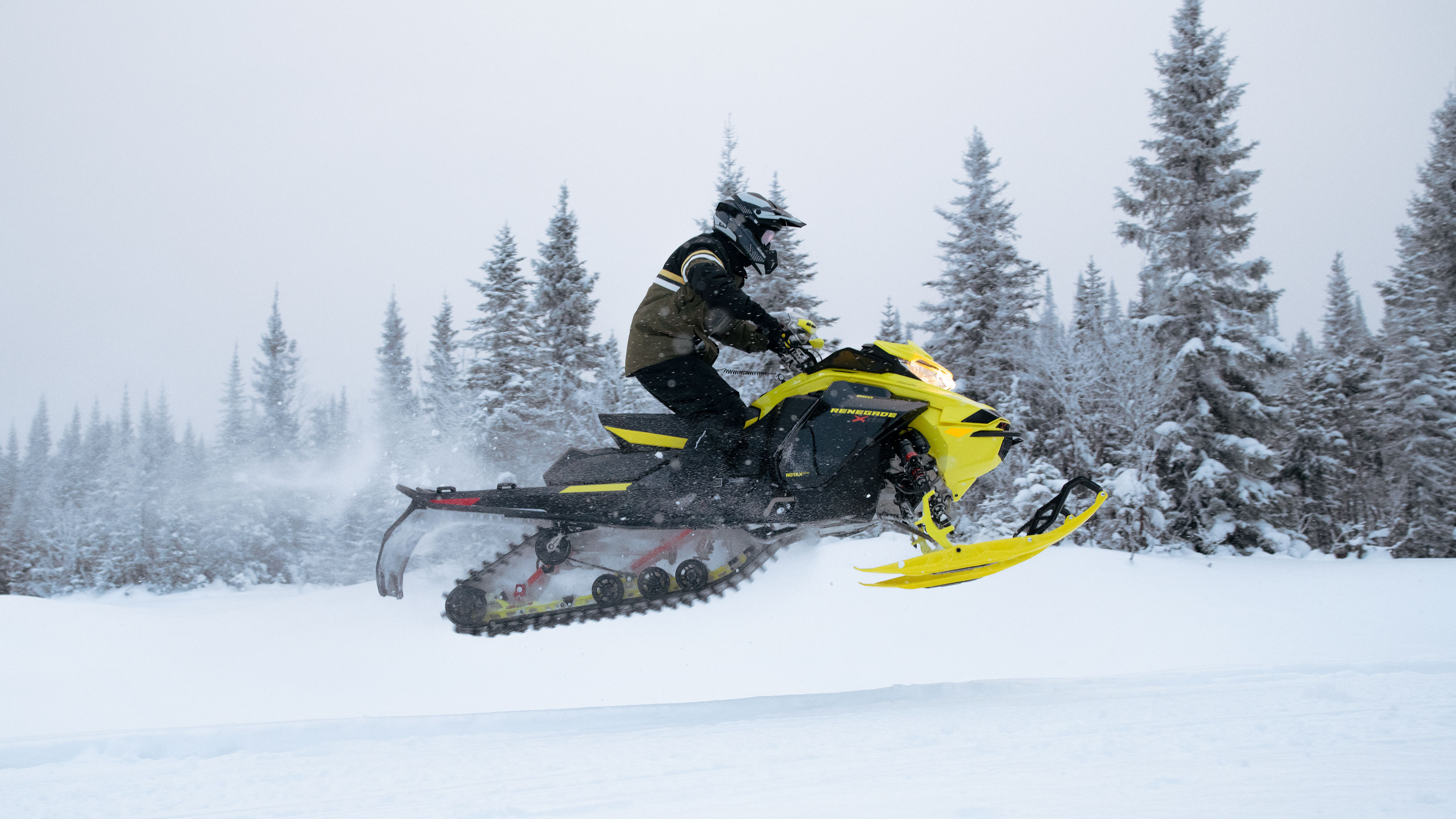 Човек кој скока со својот Ski-Doo Mach-Z на патека