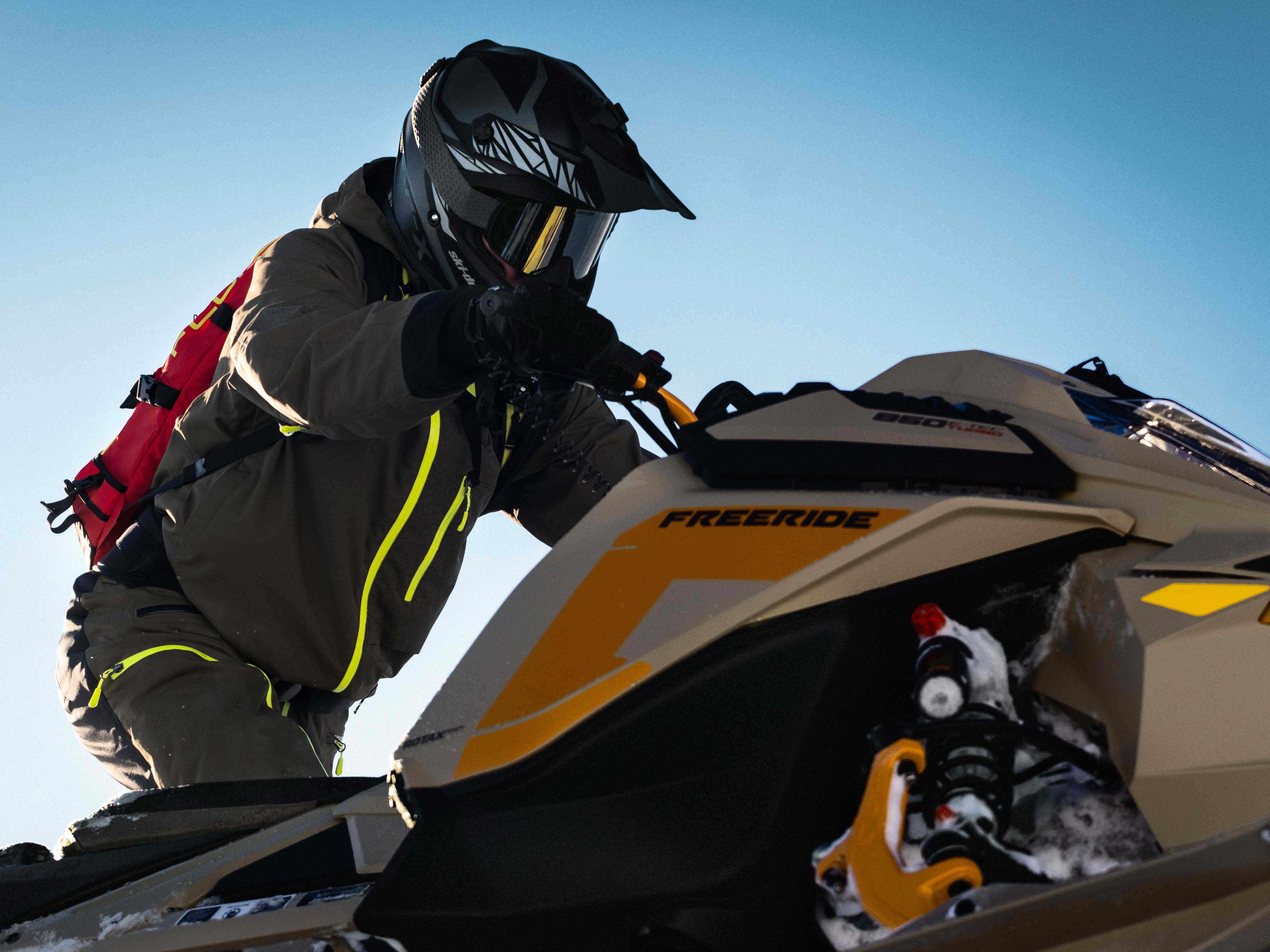 Pilota e il suo 2022 Ski-Doo Freeride