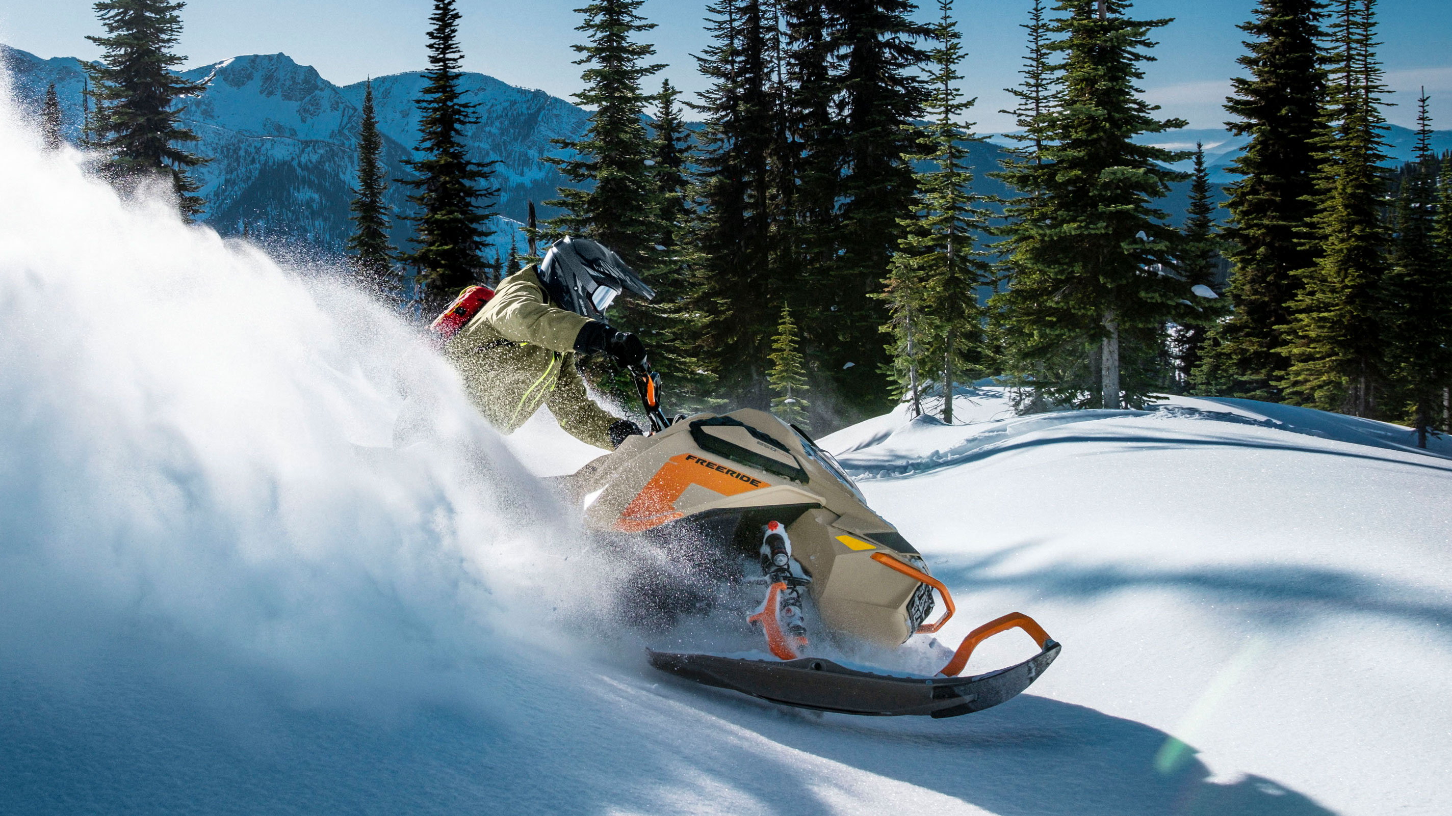 2022 Ski-Doo Freeride v hlbokom snehu